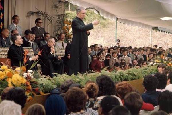 SJosemariait's tweet photo. È apostolo il cristiano che si sente innestato in Cristo, identificato con Cristo a motivo del suo Battesimo; reso idoneo a lottare per Cristo grazie alla Confermazione; chiamato a servire Dio attraverso il proprio agire nel mondo in virtù del sacerdozio comune dei fedeli https://t.co/44NOyqHa3x