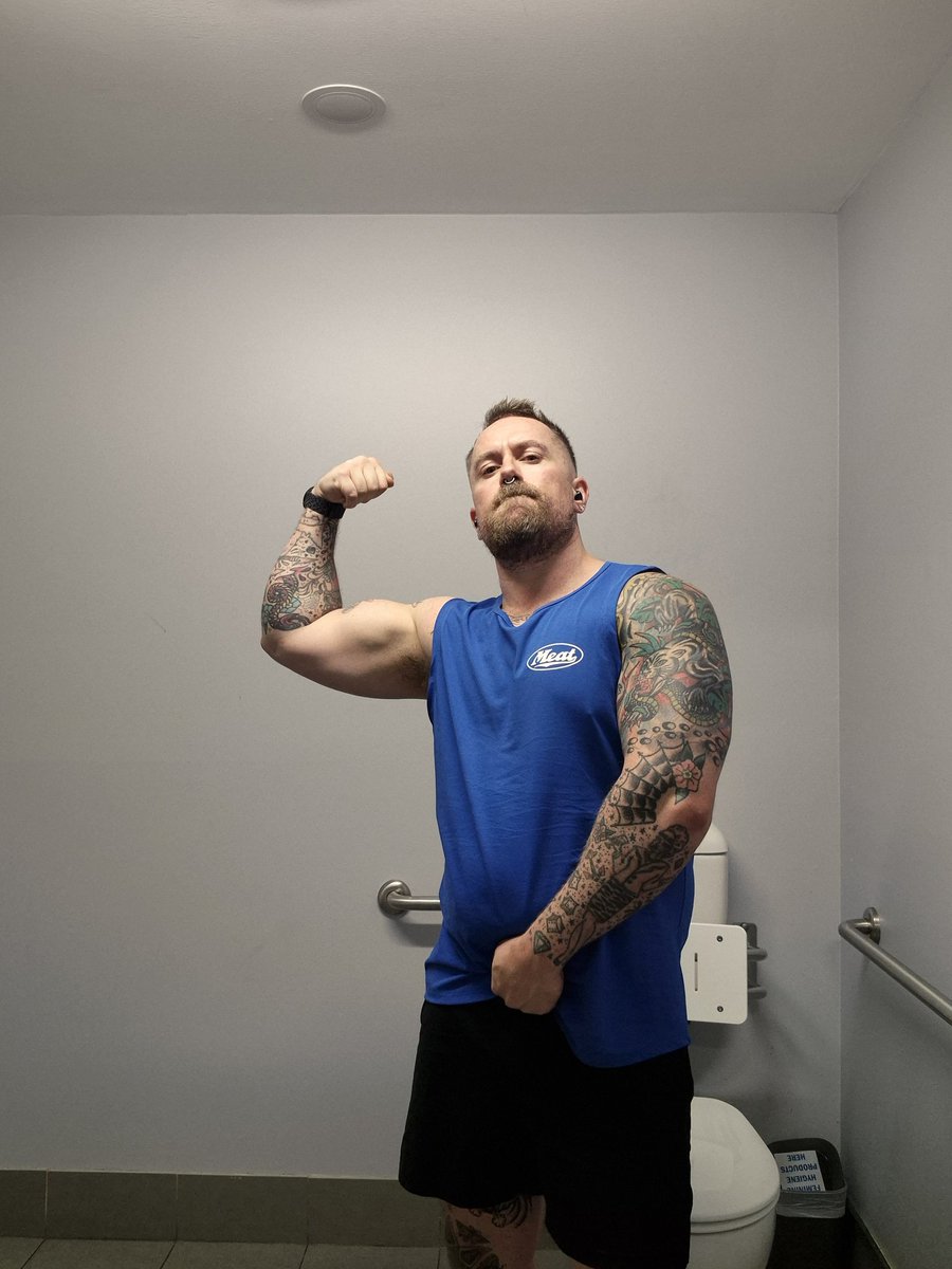 suplexmyduplex's tweet photo. Turns out being forced to spam upper body cause you have a grade-three calf tear isn't ALL bad https://t.co/P68td1aUhj