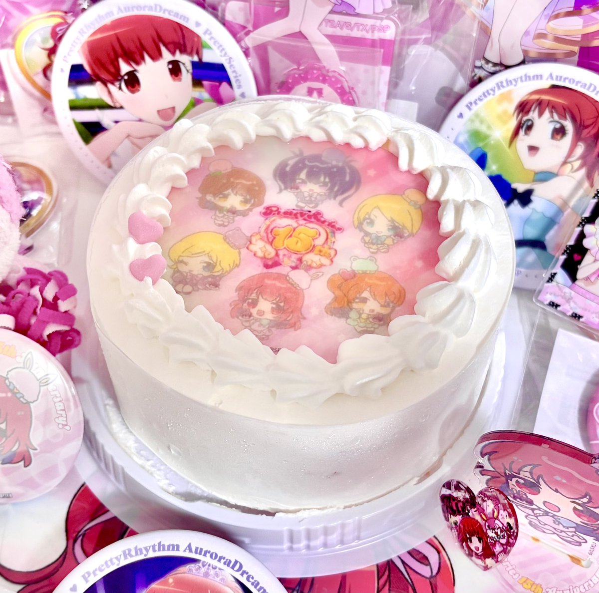 prettyaira07's tweet photo. PRIROLLXプリティーリズム ケーキ💖
프리롤X프리즘스톤 콜라보 케이크!💖

드디어! 3월에 예약주문한 15주년 기념 케이크가 왔어용!! 생각한 것 보단 작지만 너무너무 귀엽네요🥲💕 케이크 배송 온 기념 아이라 굿즈만 이것저것 꺼내 찍어봤는데 언제 이렇게 늘어난건지ㅋ큐ㅠ 그치만 기분은 최고!!💕 https://t.co/DwceZH7CHg