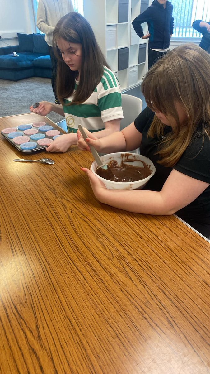 Falkirkchamps's tweet photo. The focus. Baking cakes is serious business within our Monday night champs group #falkirkchamps #falkirkwillalwayskeepthepromise #youthwork @falkirkcld https://t.co/FrmU6OFYxE