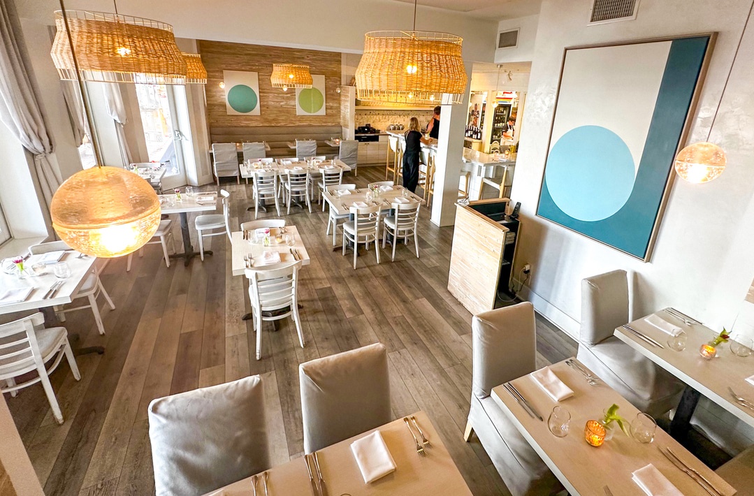 RestaurantDoro's tweet photo. Outside vibes: anticipation.🤩 Inside vibes: unforgettable.🥰 Your table’s almost ready...😉 We'll see you at Doro! Book your table online at https://t.co/rOm5QT4T90 or through your Resy app. #restaurantdoro #beachestowncenter #neptunebeach #jaxbeach #jacksonville #doro #jaxeats https://t.co/9yIQKpDbJE