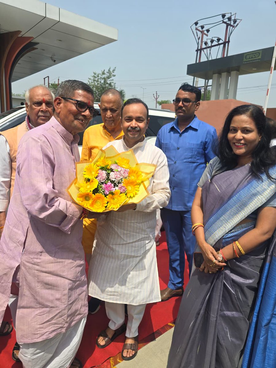 IFFCO_UP's tweet photo. 🙏 प्रभु श्रीराम जी की कृपा से आज इफको राज्य कार्यालय के  प्रांगण में सुंदरकांड पाठ एवं भंडारा का आयोजन हुआ। इस पावन अवसर पर  माननीय निदेशक,इफको श्री वाल्मीकि त्रिपाठी  जी की गरिमामयी उपस्थिति रहीं I   #Sunderkand #Bhandara #Gratitude
@IFFCO_PR
@iffcoyogendra
@jdabureau https://t.co/OtY40O6MEF