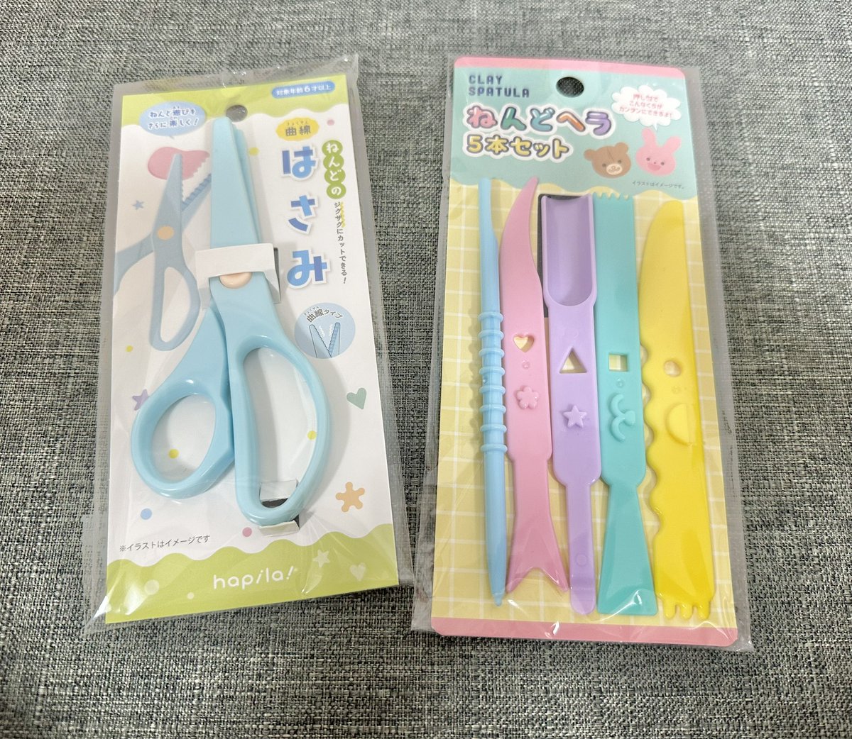 oga_otokoshika's tweet photo. 最近の娘ちゃんのお気に入りSeriaのこむぎねんど買い足した🙌

これ色んな色が入ってる上に1つ110円...全4種類！

ベタつかないしはさみ練習とかにも良い！
我が家は最近料理のお手伝いしたがるから、包丁の練習と思って切り方教えてる🔪
 
毎回集中して1時間ぐらい遊んでるよ～❣️ https://t.co/dCGjaVS1IU