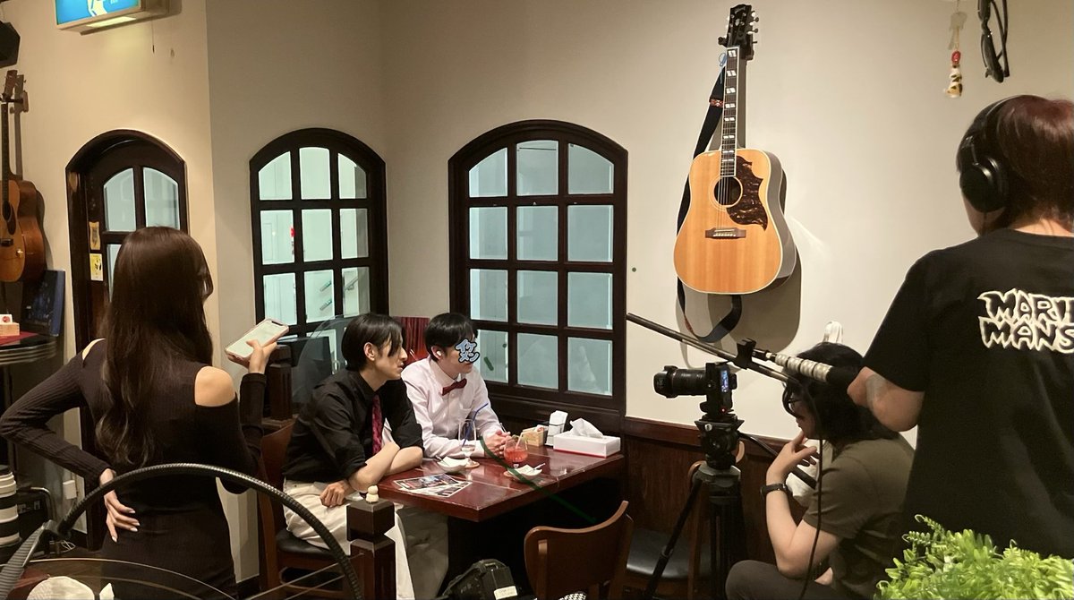 tooru0086's tweet photo. 「お店の雰囲気が凄くイイ」と、
先日、配信系のショートドラマ撮影で使って頂きました。

イエローモンキー色もやっぱりある程度はありますが、それだけじゃないというか、
決して気取ったりカッコつけることなく居心地・雰囲気に拘って作ったつもりのお店なので凄く嬉しかったです😊

#THEJAM #上尾 https://t.co/skRbxJ5ykS