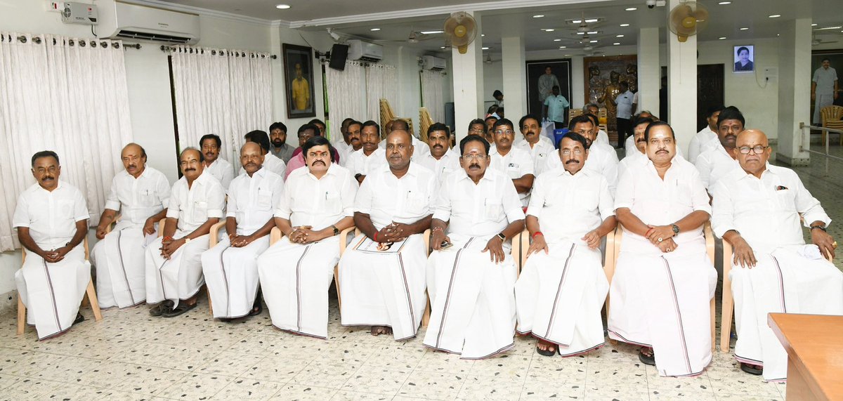 aathi_vse_arun's tweet photo. அனைத்திந்திய அண்ணா திராவிட முன்னேற்றக் கழக அவைத் தலைவர் டாக்டர் அ. தமிழ்மகன் உசேன் அவர்கள் தலைமையில்; மாண்புமிகு கழகப் பொதுச்செயலாளர் புரட்சித் தமிழர் @EPSTamilNadu அவர்கள் முன்னிலையில்ஆலோசனைக் கூட்டம் நடைபெற்றது https://t.co/ayDJU0PKbl