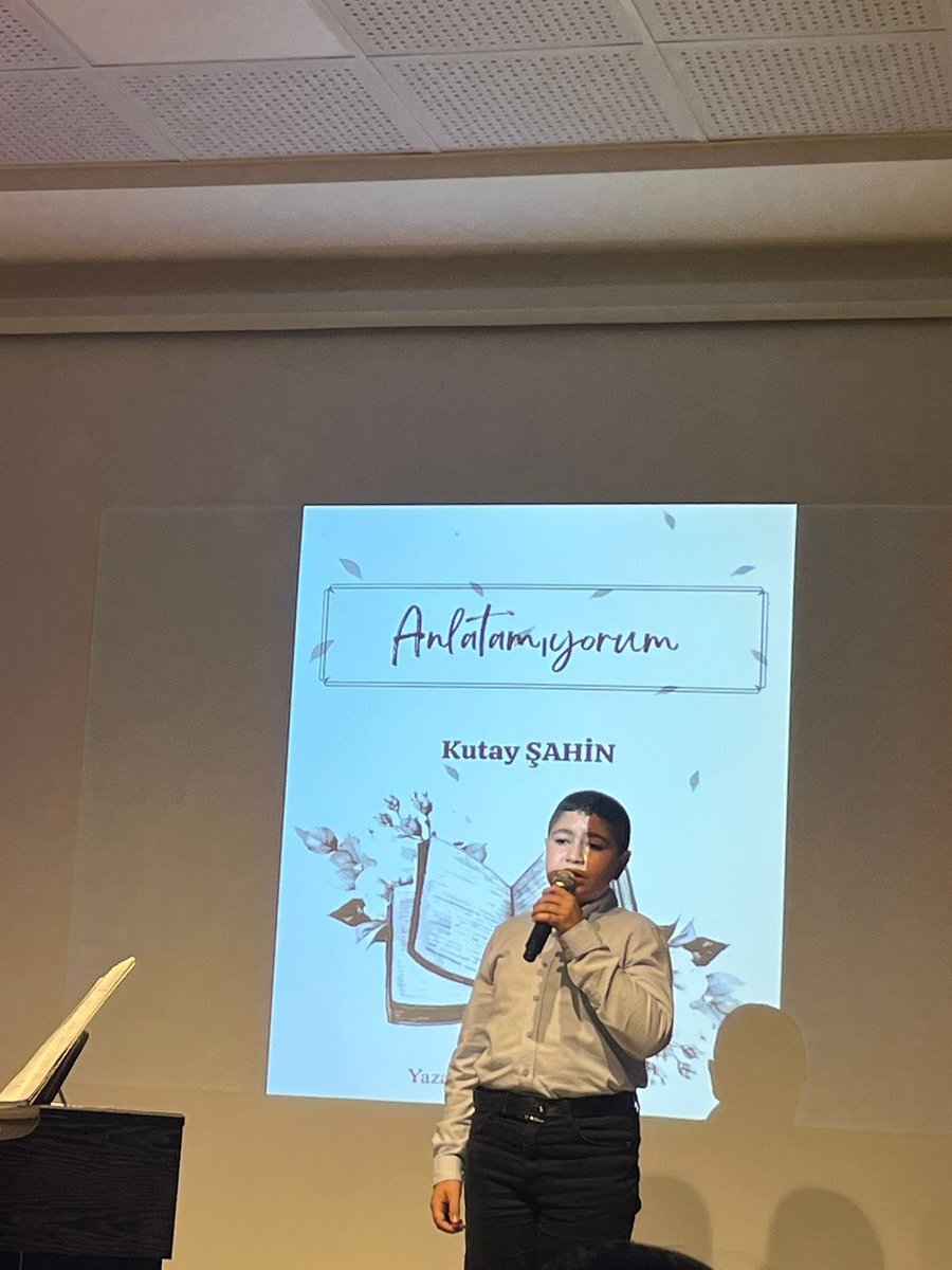AtaturkOsmaneli's tweet photo. “Yeni Sözler Söylemeye Geldik..”
Türkçe Öğretmenimiz Betül Doğru koordinesinde hazırlanan ve gelenekselleşen “Sanat Yolunda İzdüşümler 2” şiir ve piyano dinletimiz, dinleyicilere unutulmaz bir akşam yaşattı. 
@srdl_simsek 
@arslan_yasin26 
@OsmKaymakamligi 
@osmanelimem https://t.co/IZhYcogzQl