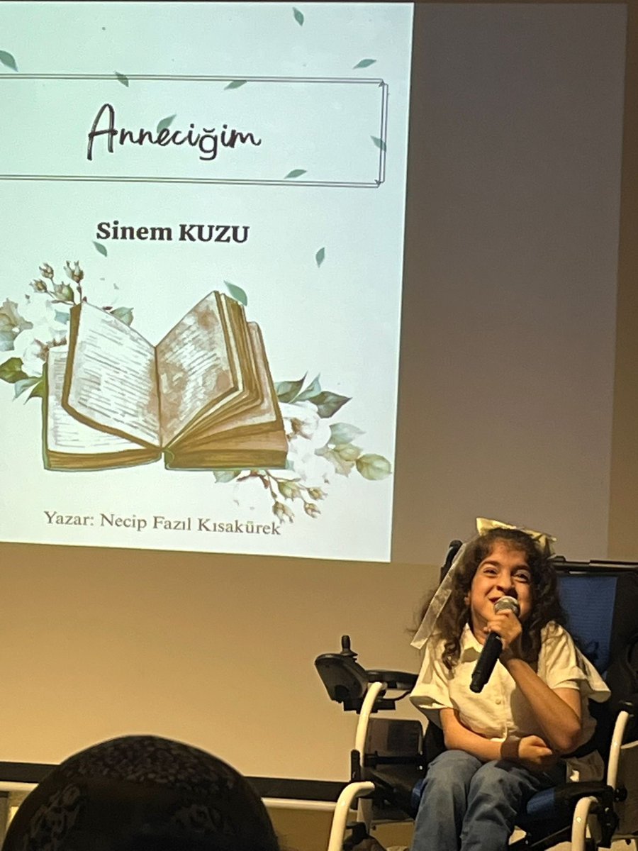 AtaturkOsmaneli's tweet photo. “Yeni Sözler Söylemeye Geldik..”
Türkçe Öğretmenimiz Betül Doğru koordinesinde hazırlanan ve gelenekselleşen “Sanat Yolunda İzdüşümler 2” şiir ve piyano dinletimiz, dinleyicilere unutulmaz bir akşam yaşattı. 
@srdl_simsek 
@arslan_yasin26 
@OsmKaymakamligi 
@osmanelimem https://t.co/IZhYcogzQl