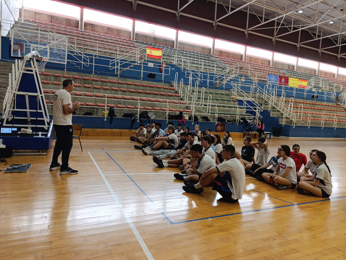 UCAM_Cartagena's tweet photo. 🏃‍♂️ Un  nuevo taller Meet Pro de @UCAM_CAFD llega al colegio Maristas 💪

Una experiencia para descubrir el deporte, la actividad física y nuevas oportunidades de aprendizaje de la mano de UCAM Cartagena 🎓

#CAFD #MeetPro https://t.co/EQn3PoeWsa
