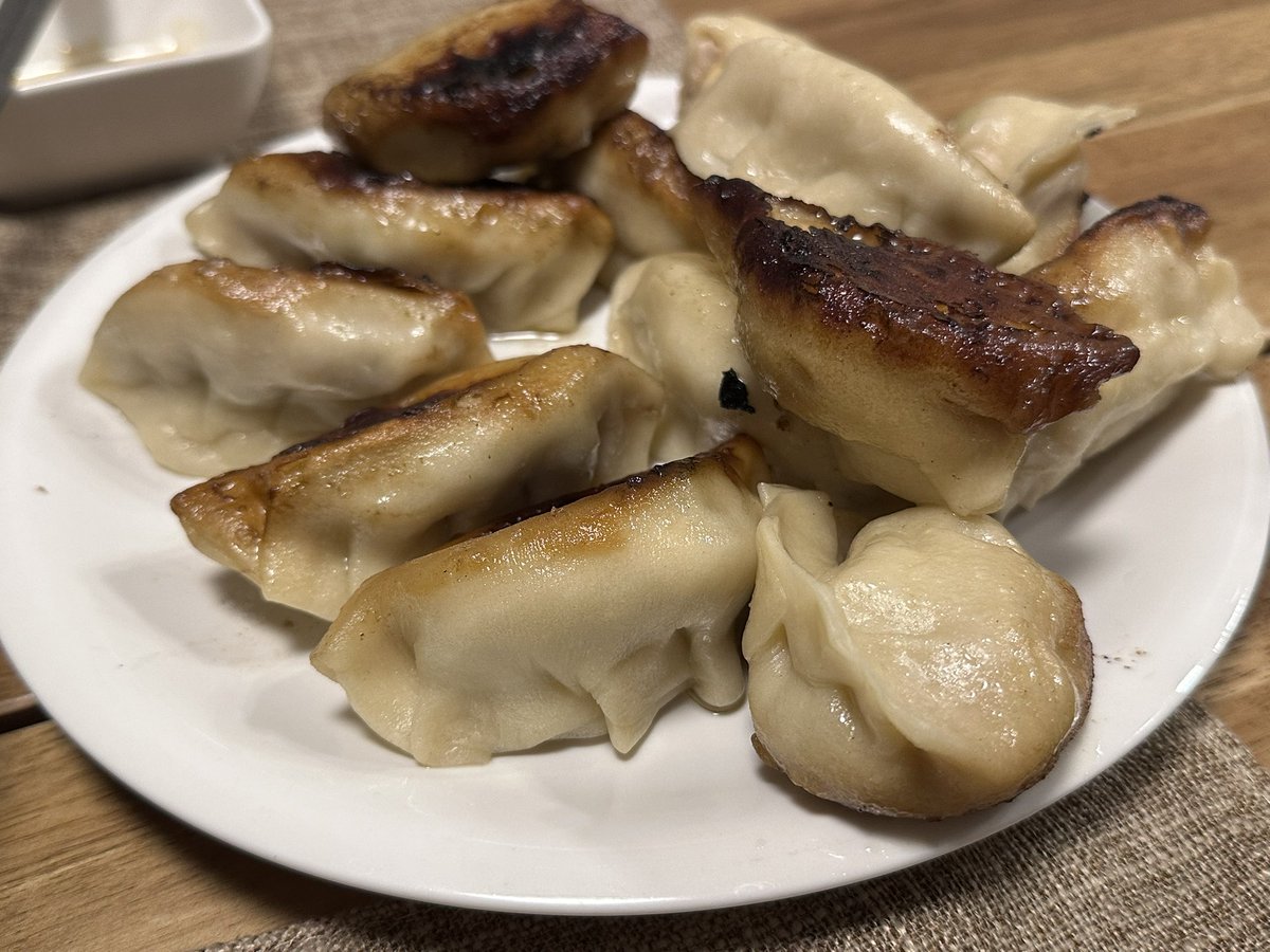 RYOURIHIGEMOAI8's tweet photo. 手作りの餃子の皮で餃子🥟
10等分って書いてたから倍量作ったら馬鹿デカい餃子を量産してしまった。
えのき刻んで入れてるからカロリー無いです🥟
#髭モア飯 https://t.co/cloCSfe7Cn