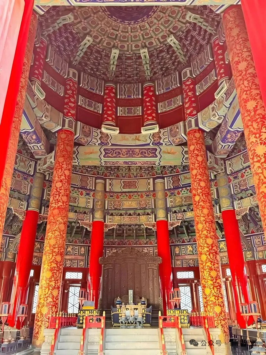 li4387430076516's tweet photo. 屹立600年的天坛祈年殿没用一颗钉子，全靠榫卯咬合搭建，28根立柱藏尽传统天时智慧：
中间四根龙井柱对应四季，中层十二柱对应十二月，外层十二柱对应十二时辰，两圈相加合二十四节气，加龙井柱共二十八根，对应二十八星宿，九龙藻井坐镇，尽展天圆地方的宇宙哲思。 https://t.co/pf45awx05R