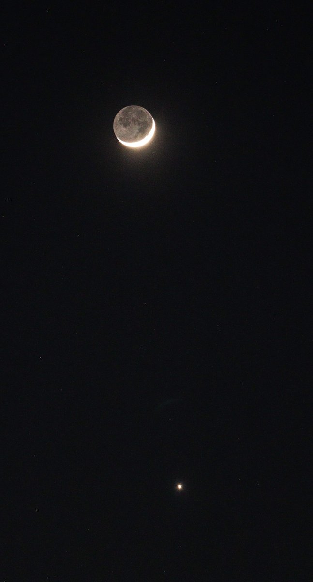 Piroyukikato's tweet photo. 今夜も、三日月と金星が同じ画角に収まっています。昨日よりも近くに見えます。新月を含めて３日目の月、それが本物の「三日月」です。とても細いです。

写真では地球の照り返しの地球照で、影の部分が明るく見えています。それにしても、月と一緒に撮影しても、遜色ない金星の明るさは見事です。 https://t.co/MXi1RN3cL6