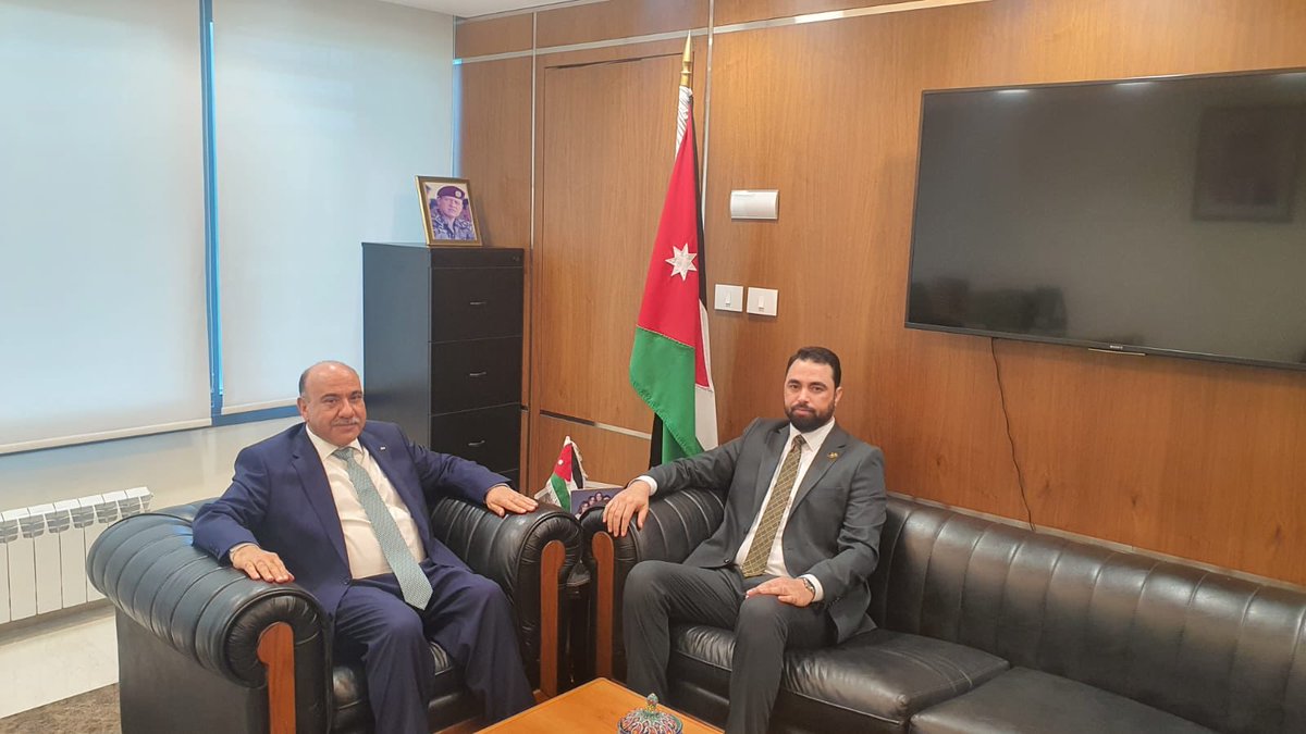WalidAlhadid's tweet photo. خلال لقائي في مكتبي القائم بالاعمال السوري الجديد لدى لبنان سعادة السفير اياد الهزاع، وتناول اللقاء العلاقات الثنائية بين بلدينا الشقيقين، وتطورات الاوضاع السياسية الراهنة على الساحة اللبنانية وفي المنطقة، واهمية تعزيز التعاون بين سفارتي البلدين الشقيقين. https://t.co/29PG0CYbsB