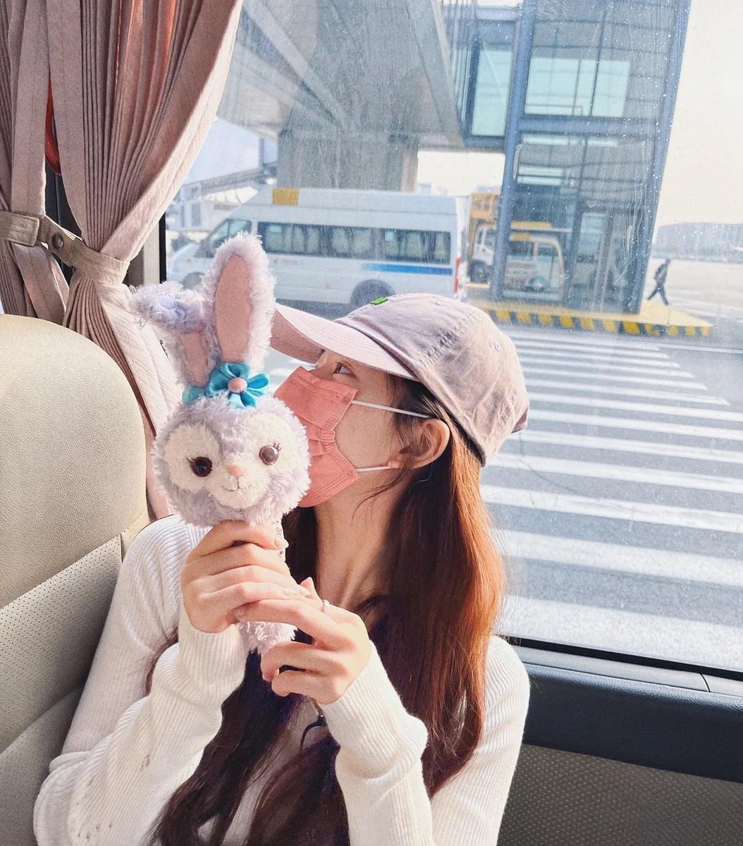 zaolhusi's tweet photo. Verily a damsel in transit, half myth half mess. Wandering betwixt gates like a forlorn heroine who’s lost both her carriage and her composure. Clutching yon plush companion as though it be a relic blessed by chaos itself. https://t.co/X8tFJEvysa