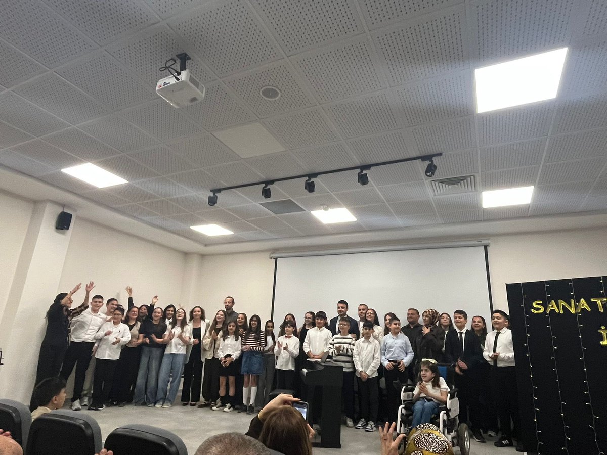 AtaturkOsmaneli's tweet photo. Bu estetik organizasyona emek veren Betül Doğru, Berna Kaya, Burcu Zurnacı, Hacer Katı, Murat Turan ve Sevgi Şahin hocalarımıza ve geleceğimiz olan öğrencilerimize teşekkür ederiz.

“Mükemmel değil, iyi insan yetiştirmeyi hedefliyoruz.” 
#SanatYolundaİzdüşümler2 #osmaneliatatürk https://t.co/jo32QSmuWe