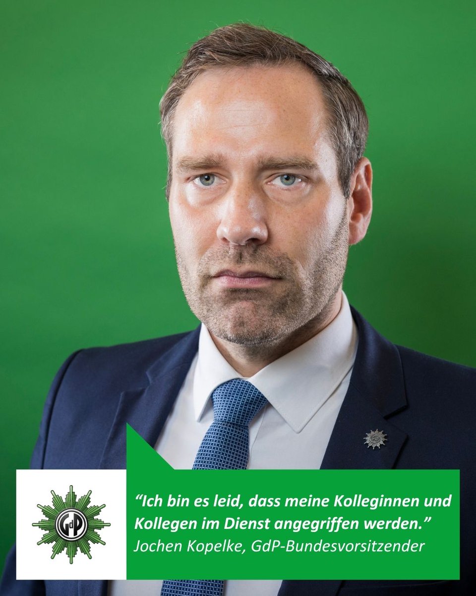 GdPPresse's tweet photo. Der Bundesvorsitzende der Gewerkschaft der Polizei (GdP), Jochen Kopelke, beschreibt in seinem Gastkommentar die zunehmenden Herausforderungen für Polizei und Rechtsstaat. Er spricht über steigende Gewalt gegen Einsatzkräfte, wachsende gesellschaftliche Spannungen und die Belastungen, denen Polizistinnen und Polizisten täglich ausgesetzt sind. Gleichzeitig mahnt er mehr Unterstützung für Sicherheitsbehörden, schnellere Verfahren und einen starken demokratischen Zusammenhalt an.

https://t.co/MfMqfVo6DQ

Darüber muss gesprochen werden:

• mehr Polizistinnen und Polizisten im Einsatz
• mehr Streifenwagen und sichtbare Präsenz
• schnellere Ermittlungen und Gerichtsverfahren
• konsequente Festnahme von Gewalttätern
• funktionierende Hilfsangebote und Versorgungssysteme für psychisch erkrankte Menschen
• moderne Eingriffsbefugnisse gegen Clans, Rocker und organisierte Kriminalität
• bessere technische und rechtliche Ausstattung gegen Drohnen, Spionage und Sabotage
• stärkeren Schutz für Einsatzkräfte und deren Familien
• Investitionen in Sicherheit, Bildung und Sozialstaat
• mehr Vertrauen und Rückhalt für den Rechtsstaat

Was Polizistinnen und Polizisten in Jahrzehnten ihres Dienstes erleben, lässt sich oft kaum in Worte fassen. Viele tragen belastende Erfahrungen ein Leben lang mit sich. Trotzdem bleibt der Polizeiberuf für viele eine erfüllende Aufgabe, weil er dem Schutz von Menschen und Demokratie dient. Denn nicht nur der Rechtsstaat, auch unsere Demokratie steht vor großen Herausforderungen. Mittendrin stehen Polizistinnen und Polizisten – zum Schutz unserer Demokratie, unserer Institutionen und unseres friedlichen Zusammenlebens.

Aber: Sicherheit entsteht nicht nur durch mehr Befugnisse und härtere Maßnahmen. Sie entsteht auch durch funktionierende Schulen, Prävention, psychische Versorgung, Integration und einen starken Sozialstaat. Polizei kann vieles auffangen – aber nicht die Versäumnisse der gesamten Gesellschaft ersetzen. Wer mehr Sicherheit will, muss diejenigen stärken, die sie täglich gewährleisten.