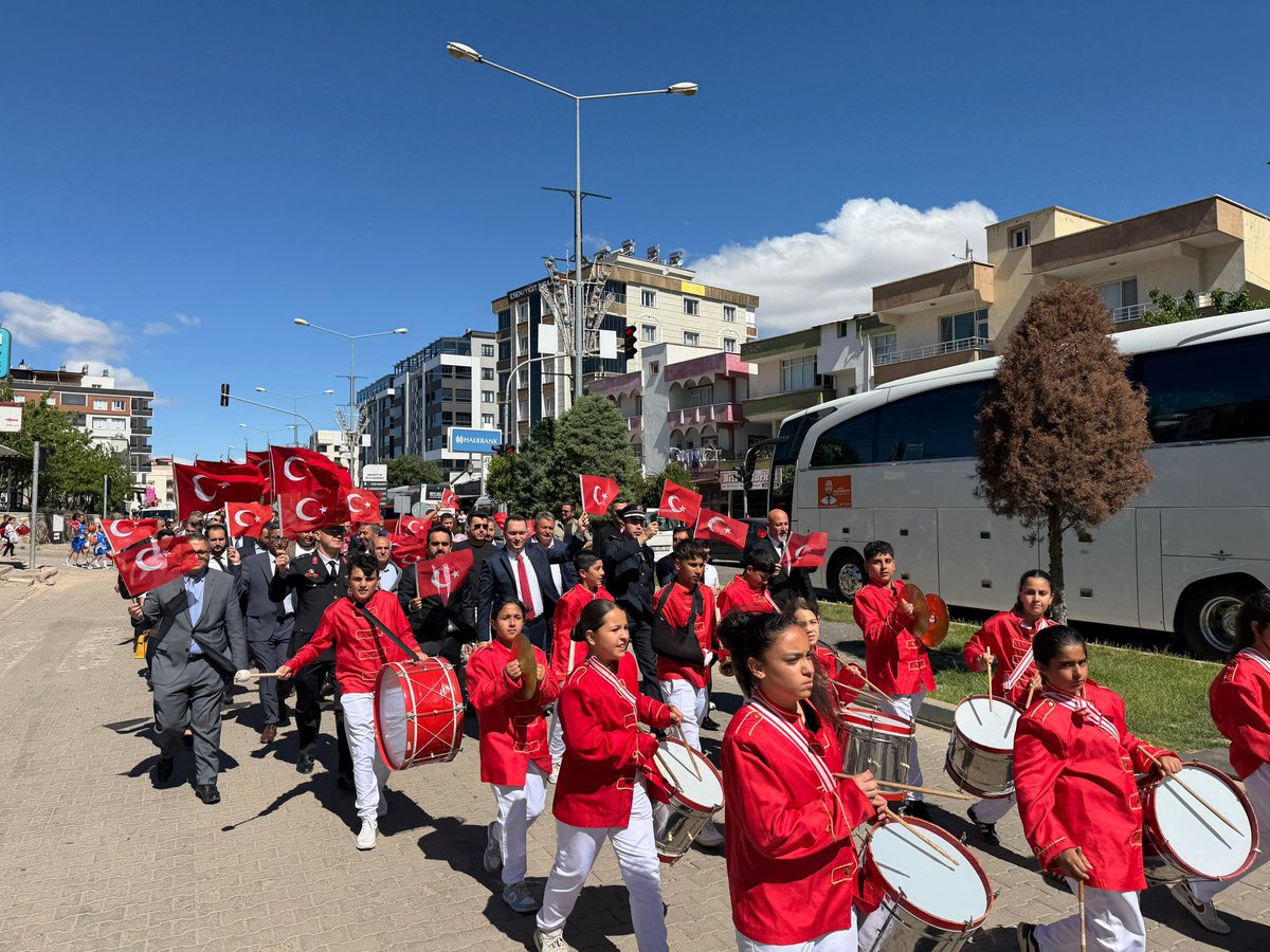 halfetikm's tweet photo. 🇹🇷19 MAYIS ATATÜRK’ Ü ANMA, GENÇLİK VE SPOR BAYRAMI İLÇEMİZDE COŞKUYLA KUTLANDI.

Gazi Mustafa Kemal ATATÜRK’ün 19 Mayıs 1919’da Samsun’dan başlattığı bağımsızlık mücadelemizin 107. yılı tüm yurtta olduğu gibi ilçemizde de büyük bir coşkuyla kutlandı.

İlçe Semt Pazarımızda düzenlenen programda, 
Saygı duruşu, İstiklal Marşı’nın okunmasının ardından günün anlam ve önemini belirten konuşmanın yapılması,
öğrenci ve öğretmenlerimiz tarafından hazırlanan koro, cimnastik, halk oyunları ve gösterileri sunuldu.
Kaymakamımız Sinan KORKMAZ, okullar arası turnuva kapsamında çeşitli yarışmalarda dereceye giren öğrencilerimize ödüller verdi.

Kutlama programına;

Kaymakamımız Sayın Sinan KORKMAZ, Cumhuriyet Savcımız Sayın Selçuk ÖZDEMİR, ilçe protokolümüz, sivil toplum kuruluş temsilcileri, öğrencilerimiz ve çok sayıda vatandaşımız katıldı.