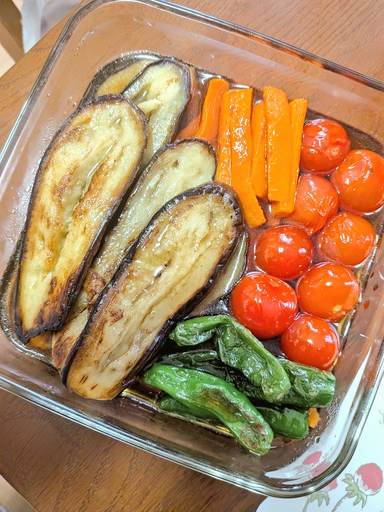 yrumin98's tweet photo. 煮浸しの季節だね🍆🍅🥕

#料理記録 
#料理好きな人と繋がりたい
#おうちごはん https://t.co/b2xAMjzU2A