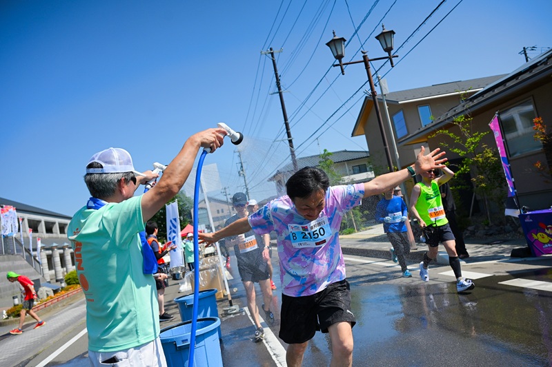 RUNNETJP's tweet photo. 5月17日、ふくしまシティハーフマラソン2026が福島市の信夫ヶ丘競技場周辺を発着点に開催されました。

過去最多となる5742人のエントリーで、ハーフマラソンの部では4078人の参加者が出場。
約3kmごとにある全給水所でかぶり水を設置し、コース上にはランナーに水をかける「完走シャワー応援隊」も！

ハーフの部男子では、年代別世界選手権王者の森貴樹さん（埼玉・44歳）が2位に入りました。
https://t.co/BBY0uSwEVp