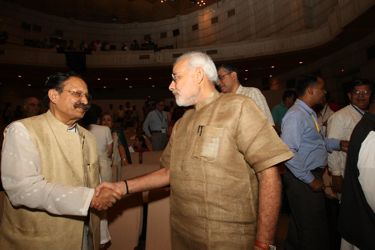 RituKhanduriBJP's tweet photo. श्रद्धांजलि संदेश...

आज शब्द साथ नहीं दे रहे हैं..

मैंने केवल अपने पिता को नहीं खोया, बल्कि अपने जीवन के सबसे बड़े संबल, मार्गदर्शक और उस व्यक्तित्व को विदा किया है जिसकी छाया में मैंने कर्तव्य, अनुशासन और सेवा का अर्थ समझा।

मेजर जनरल (रि.) भुवन चंद्र खण्डूरी जी का जीवन किसी एक व्यक्ति की कहानी नहीं, बल्कि राष्ट्र के प्रति सम्पूर्ण समर्पण की एक जीवंत गाथा था। 1 अक्टूबर 1934 को प्रारम्भ हुई उनकी जीवन यात्रा भारतीय सेना के रणक्षेत्रों से लेकर लोकतंत्र के सर्वोच्च मंचों और उत्तराखंड की जनसेवा तक पहुँची, लेकिन हर भूमिका में उनकी पहचान एक ही रही—राष्ट्र प्रथम।

1954 में भारतीय सेना की कॉर्प्स ऑफ इंजीनियर्स में कमीशन प्राप्त करने के साथ उन्होंने मातृभूमि की सेवा का जो संकल्प लिया, उसे जीवन भर निभाया। उन्होंने 1962 के भारत–चीन युद्ध, 1965 और 1971 के भारत–पाक युद्धों में देश के लिए अपना कर्तव्य निभाया। सीमाओं पर बिताए वे वर्ष केवल एक सैनिक के साहस की कहानी नहीं थे, बल्कि उन अनगिनत त्यागों की भी कहानी थे जो एक सैनिक का परिवार मौन रहकर करता है।

जब वे सीमा पर राष्ट्र की सुरक्षा में तैनात रहते थे, तब परिवार ने भी उनके साथ एक अलग युद्ध जिया—प्रतीक्षा का, अनिश्चितता का और मौन चिंता का। हमारे बचपन के अनेक क्षण ऐसे रहे जब पिता का स्नेह पत्रों में मिलता था, उनकी उपस्थिति स्मृतियों और प्रतीक्षा में महसूस होती थी। लेकिन उन्होंने हमें कभी शिकायत नहीं, बल्कि गर्व करना सिखाया—कि राष्ट्रसेवा केवल सैनिक नहीं करता, उसका परिवार भी उस संकल्प का सहभागी होता है।

सेना में लगभग छत्तीस वर्षों की गौरवपूर्ण सेवा के दौरान उन्होंने नेतृत्व, साहस और कर्तव्यनिष्ठा की ऐसी मिसाल स्थापित की कि 26 जनवरी 1982 को उन्हें अति विशिष्ट सेवा मेडल (AVSM) से सम्मानित किया गया। मेजर जनरल के पद से सेवानिवृत्त होने के बाद भी उन्होंने विश्राम का मार्ग नहीं चुना। 1991 में सार्वजनिक जीवन में प्रवेश कर उन्होंने जनसेवा को अपना नया दायित्व बनाया।

गढ़वाल की जनता ने उन्हें बार-बार संसद भेजा और उन्होंने सांसद, केंद्रीय मंत्री तथा उत्तराखंड के मुख्यमंत्री के रूप में सेवा की। भारत सरकार में सड़क परिवहन एवं राजमार्ग मंत्री रहते हुए उन्होंने स्वर्गीय अटल बिहारी वाजपेयी जी के नेतृत्व में राष्ट्रीय राजमार्ग विकास परियोजना और गोल्डन क्वाड्रिलेटरल जैसी ऐतिहासिक योजनाओं को गति दी, जिसने आधुनिक भारत की विकास यात्रा को नई दिशा दी। उत्तराखंड के मुख्यमंत्री के रूप में उनका कार्यकाल सादगी, पारदर्शिता और सुशासन का पर्याय बना। मजबूत लोकायुक्त कानून, प्रशासनिक सुधार और जनहित को सर्वोच्च रखने का उनका आग्रह सदैव याद रखा जाएगा।

लेकिन मेरे लिए उनकी सबसे बड़ी पहचान किसी पद या सम्मान से नहीं थी।

वे मेरे पिता थे—कम बोलने वाले, लेकिन मूल्यों पर अडिग; कठोर दिखने वाले, लेकिन भीतर से अत्यंत संवेदनशील। उन्होंने हमें सिखाया कि जीवन में ईमानदारी सबसे बड़ी पूँजी है, और पद की गरिमा व्यक्ति के आचरण से बनती है। उनसे मैंने सीखा कि सार्वजनिक जीवन में निर्णय लोकप्रिय होने के लिए नहीं, सही होने के लिए लिए जाते हैं।

आज जब मैं पीछे मुड़कर देखती हूँ, तो समझ पाती हूँ कि राष्ट्र ने जिन उपलब्धियों और सेवाओं के लिए उन्हें सम्मान दिया, उनके पीछे एक ऐसा जीवन था जिसने व्यक्तिगत सुख-सुविधाओं से अधिक कर्तव्य को चुना। परिवार ने भी उनका समय, उनकी उपस्थिति और जीवन के अनेक निजी क्षण राष्ट्रसेवा के लिए समर्पित होते देखे, और यही त्याग हमारे लिए गर्व का आधार बना।

उनका जाना मेरे और हमारे पूरे परिवार के लिए एक ऐसी रिक्तता है जिसे कभी भरा नहीं जा सकेगा। फिर भी यह संतोष रहेगा कि उन्होंने अपना सम्पूर्ण जीवन राष्ट्र और समाज के प्रति ईमानदार दायित्व निभाते हुए जिया।

पिताजी, आपने हमें केवल जीवन नहीं दिया—जीवन जीने के मूल्य दिए। आपका अनुशासन, आपका साहस, आपकी सत्यनिष्ठा और आपकी सीख सदैव हमारा मार्गदर्शन करती रहेगी।

ईश्वर से प्रार्थना है कि पुण्यात्मा को अपने श्रीचरणों में स्थान दें।

ॐ शान्तिः।
— ऋतु खण्डूडी भूषण