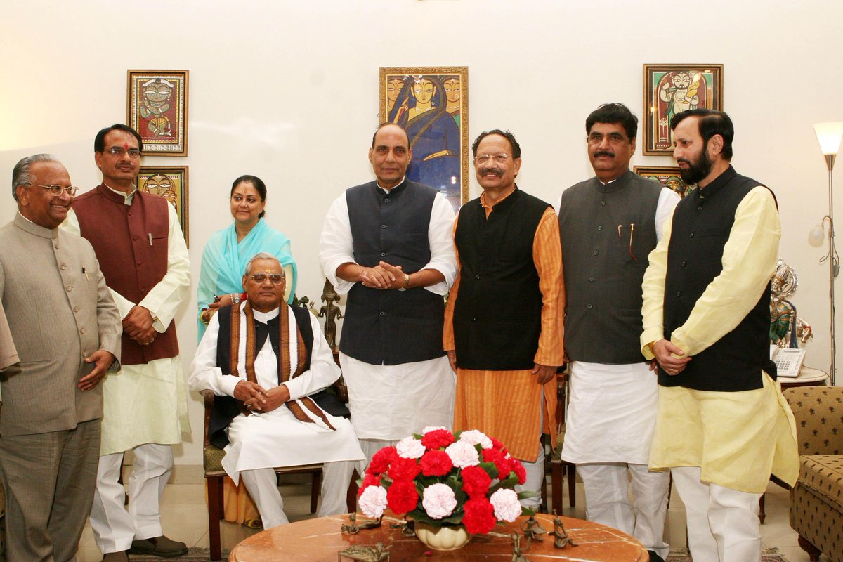 RituKhanduriBJP's tweet photo. श्रद्धांजलि संदेश...

आज शब्द साथ नहीं दे रहे हैं..

मैंने केवल अपने पिता को नहीं खोया, बल्कि अपने जीवन के सबसे बड़े संबल, मार्गदर्शक और उस व्यक्तित्व को विदा किया है जिसकी छाया में मैंने कर्तव्य, अनुशासन और सेवा का अर्थ समझा।

मेजर जनरल (रि.) भुवन चंद्र खण्डूरी जी का जीवन किसी एक व्यक्ति की कहानी नहीं, बल्कि राष्ट्र के प्रति सम्पूर्ण समर्पण की एक जीवंत गाथा था। 1 अक्टूबर 1934 को प्रारम्भ हुई उनकी जीवन यात्रा भारतीय सेना के रणक्षेत्रों से लेकर लोकतंत्र के सर्वोच्च मंचों और उत्तराखंड की जनसेवा तक पहुँची, लेकिन हर भूमिका में उनकी पहचान एक ही रही—राष्ट्र प्रथम।

1954 में भारतीय सेना की कॉर्प्स ऑफ इंजीनियर्स में कमीशन प्राप्त करने के साथ उन्होंने मातृभूमि की सेवा का जो संकल्प लिया, उसे जीवन भर निभाया। उन्होंने 1962 के भारत–चीन युद्ध, 1965 और 1971 के भारत–पाक युद्धों में देश के लिए अपना कर्तव्य निभाया। सीमाओं पर बिताए वे वर्ष केवल एक सैनिक के साहस की कहानी नहीं थे, बल्कि उन अनगिनत त्यागों की भी कहानी थे जो एक सैनिक का परिवार मौन रहकर करता है।

जब वे सीमा पर राष्ट्र की सुरक्षा में तैनात रहते थे, तब परिवार ने भी उनके साथ एक अलग युद्ध जिया—प्रतीक्षा का, अनिश्चितता का और मौन चिंता का। हमारे बचपन के अनेक क्षण ऐसे रहे जब पिता का स्नेह पत्रों में मिलता था, उनकी उपस्थिति स्मृतियों और प्रतीक्षा में महसूस होती थी। लेकिन उन्होंने हमें कभी शिकायत नहीं, बल्कि गर्व करना सिखाया—कि राष्ट्रसेवा केवल सैनिक नहीं करता, उसका परिवार भी उस संकल्प का सहभागी होता है।

सेना में लगभग छत्तीस वर्षों की गौरवपूर्ण सेवा के दौरान उन्होंने नेतृत्व, साहस और कर्तव्यनिष्ठा की ऐसी मिसाल स्थापित की कि 26 जनवरी 1982 को उन्हें अति विशिष्ट सेवा मेडल (AVSM) से सम्मानित किया गया। मेजर जनरल के पद से सेवानिवृत्त होने के बाद भी उन्होंने विश्राम का मार्ग नहीं चुना। 1991 में सार्वजनिक जीवन में प्रवेश कर उन्होंने जनसेवा को अपना नया दायित्व बनाया।

गढ़वाल की जनता ने उन्हें बार-बार संसद भेजा और उन्होंने सांसद, केंद्रीय मंत्री तथा उत्तराखंड के मुख्यमंत्री के रूप में सेवा की। भारत सरकार में सड़क परिवहन एवं राजमार्ग मंत्री रहते हुए उन्होंने स्वर्गीय अटल बिहारी वाजपेयी जी के नेतृत्व में राष्ट्रीय राजमार्ग विकास परियोजना और गोल्डन क्वाड्रिलेटरल जैसी ऐतिहासिक योजनाओं को गति दी, जिसने आधुनिक भारत की विकास यात्रा को नई दिशा दी। उत्तराखंड के मुख्यमंत्री के रूप में उनका कार्यकाल सादगी, पारदर्शिता और सुशासन का पर्याय बना। मजबूत लोकायुक्त कानून, प्रशासनिक सुधार और जनहित को सर्वोच्च रखने का उनका आग्रह सदैव याद रखा जाएगा।

लेकिन मेरे लिए उनकी सबसे बड़ी पहचान किसी पद या सम्मान से नहीं थी।

वे मेरे पिता थे—कम बोलने वाले, लेकिन मूल्यों पर अडिग; कठोर दिखने वाले, लेकिन भीतर से अत्यंत संवेदनशील। उन्होंने हमें सिखाया कि जीवन में ईमानदारी सबसे बड़ी पूँजी है, और पद की गरिमा व्यक्ति के आचरण से बनती है। उनसे मैंने सीखा कि सार्वजनिक जीवन में निर्णय लोकप्रिय होने के लिए नहीं, सही होने के लिए लिए जाते हैं।

आज जब मैं पीछे मुड़कर देखती हूँ, तो समझ पाती हूँ कि राष्ट्र ने जिन उपलब्धियों और सेवाओं के लिए उन्हें सम्मान दिया, उनके पीछे एक ऐसा जीवन था जिसने व्यक्तिगत सुख-सुविधाओं से अधिक कर्तव्य को चुना। परिवार ने भी उनका समय, उनकी उपस्थिति और जीवन के अनेक निजी क्षण राष्ट्रसेवा के लिए समर्पित होते देखे, और यही त्याग हमारे लिए गर्व का आधार बना।

उनका जाना मेरे और हमारे पूरे परिवार के लिए एक ऐसी रिक्तता है जिसे कभी भरा नहीं जा सकेगा। फिर भी यह संतोष रहेगा कि उन्होंने अपना सम्पूर्ण जीवन राष्ट्र और समाज के प्रति ईमानदार दायित्व निभाते हुए जिया।

पिताजी, आपने हमें केवल जीवन नहीं दिया—जीवन जीने के मूल्य दिए। आपका अनुशासन, आपका साहस, आपकी सत्यनिष्ठा और आपकी सीख सदैव हमारा मार्गदर्शन करती रहेगी।

ईश्वर से प्रार्थना है कि पुण्यात्मा को अपने श्रीचरणों में स्थान दें।

ॐ शान्तिः।
— ऋतु खण्डूडी भूषण