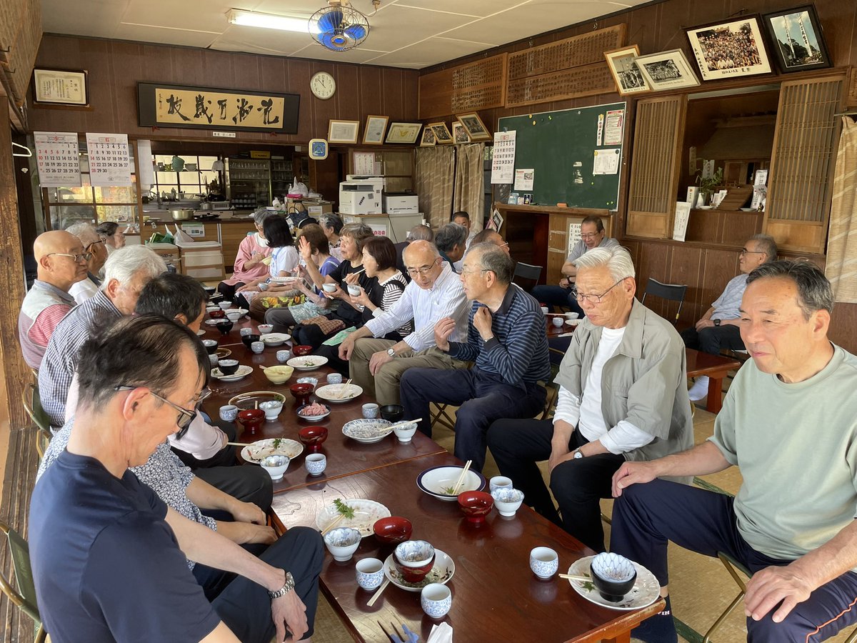 musamura1963's tweet photo. 今回の内中藤ことぶき会『お食事とお喋りの会』は30名が参加でした。
メニューはごはん、味噌汁(小松菜えのきだけ庄内麩)、手作りポテトコロッケ、ひじきの煮物、キャベツの甘酢、大根の梅酢浸け、トマト、イチゴ、味噌汁のだしを取ったカツオ節のふりかけ。
今回も美味しく頂きました😊 https://t.co/AZZc42rDx3