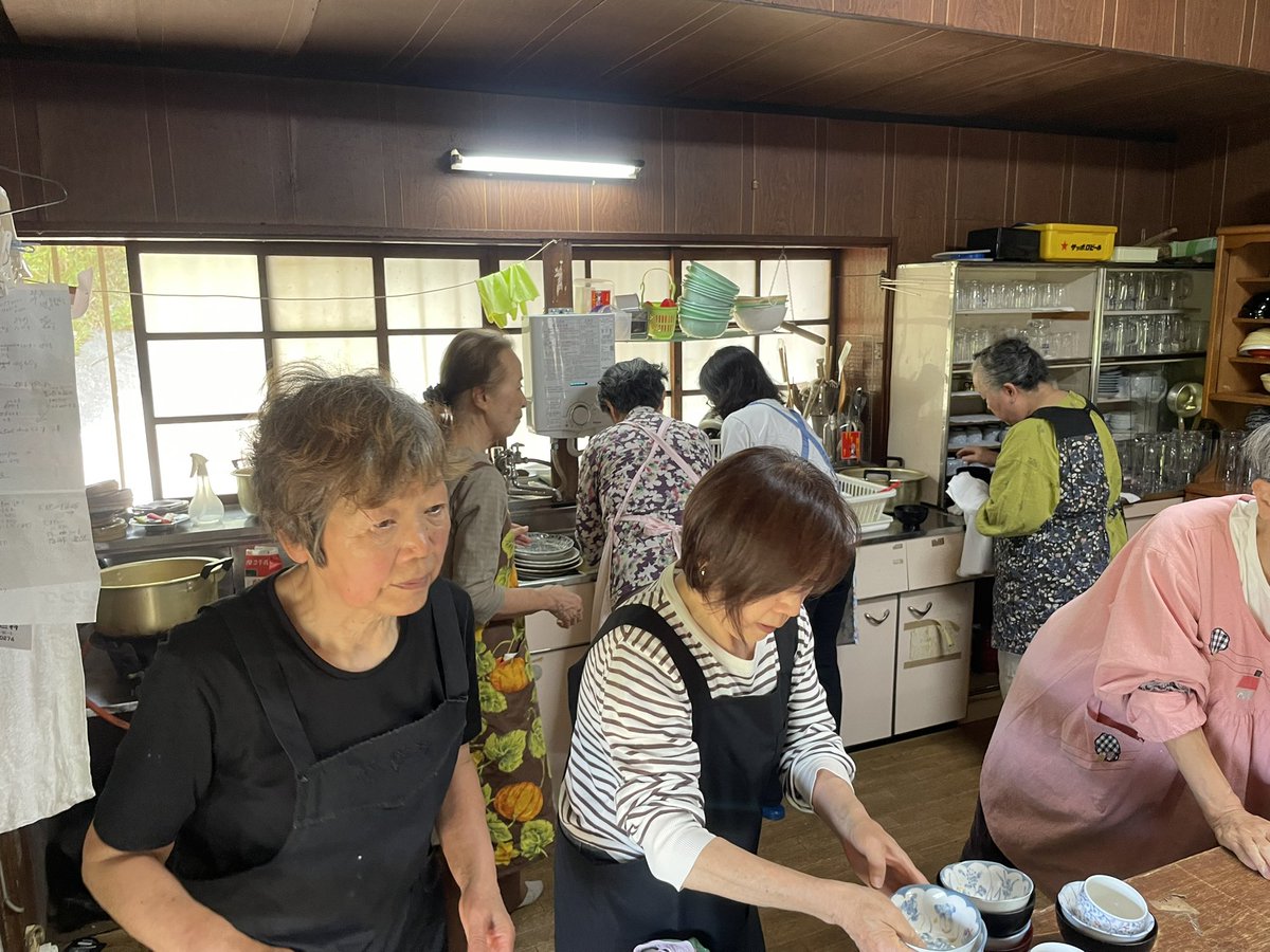 musamura1963's tweet photo. 今回の内中藤ことぶき会『お食事とお喋りの会』は30名が参加でした。
メニューはごはん、味噌汁(小松菜えのきだけ庄内麩)、手作りポテトコロッケ、ひじきの煮物、キャベツの甘酢、大根の梅酢浸け、トマト、イチゴ、味噌汁のだしを取ったカツオ節のふりかけ。
今回も美味しく頂きました😊 https://t.co/AZZc42rDx3