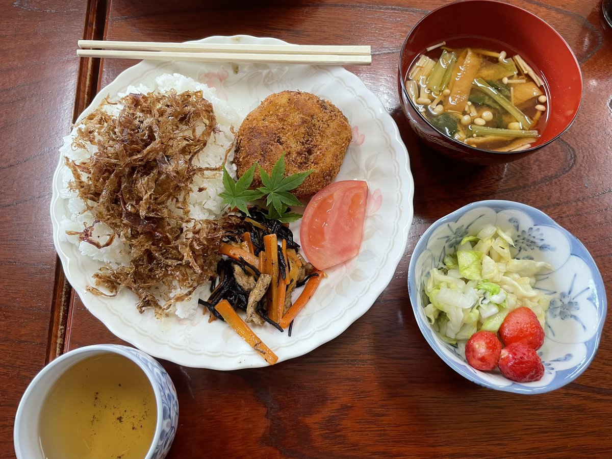 musamura1963's tweet photo. 今回の内中藤ことぶき会『お食事とお喋りの会』は30名が参加でした。
メニューはごはん、味噌汁(小松菜えのきだけ庄内麩)、手作りポテトコロッケ、ひじきの煮物、キャベツの甘酢、大根の梅酢浸け、トマト、イチゴ、味噌汁のだしを取ったカツオ節のふりかけ。
今回も美味しく頂きました😊 https://t.co/AZZc42rDx3