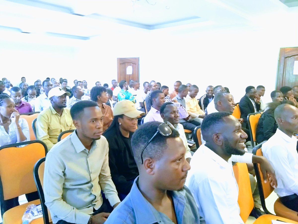 nycnyanza's tweet photo. Urubyiruko rwa NYC rwaturutse mu karere ka @Gasabo_District, @NyagatareDistr, @BugeseraDistr na @NyanzaDistrict bari muri salle ya Lenima Hotel i Nyanza muri gahunda yo gusangira ubumenyi, #Crosslearningschedule ku bufatanye na @VSO_Rwanda. Iki gikorwa kizamara iminsi itatu kiba. https://t.co/LqH0D60WEq