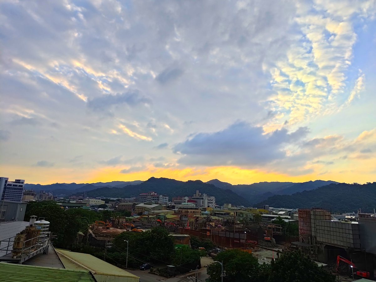 ymf1024's tweet photo. 照例送上今天的 #夕陽伴我歸 ，祝大家 #下班愉快 ， #一路平安到家 ！ https://t.co/71YSnBDF5w