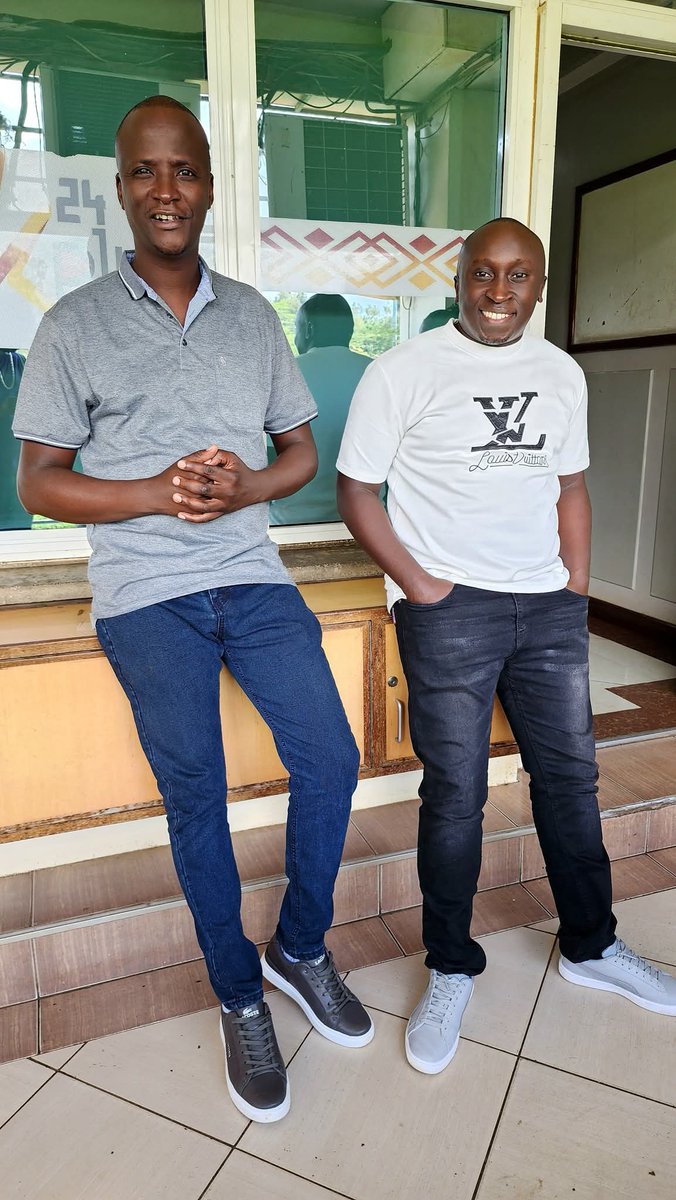 kameme101's tweet photo. #CountryTuesday JKA imesijaaa!! Umuthi tuthuthagira ngoro na nyimbo country na @GathaiyaDennis na @ngonithuitaa SMS 20014 https://t.co/NDT8gWM6A1