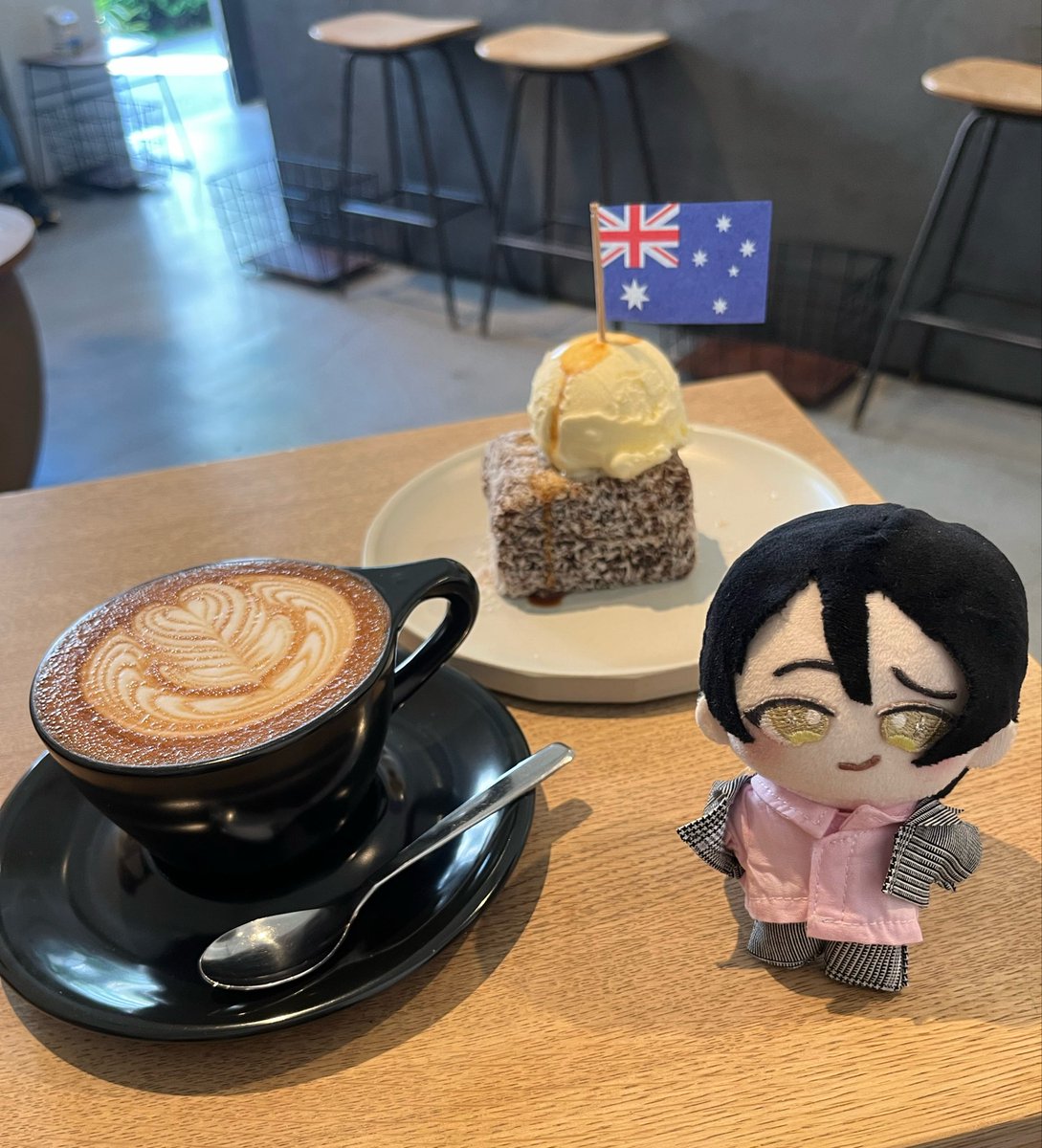thebee0713's tweet photo. エスプレッソを多めで少しビターなラテに
美味しいラミントンを一緒に🇦🇺🐝♡ https://t.co/T78fv1K2GI