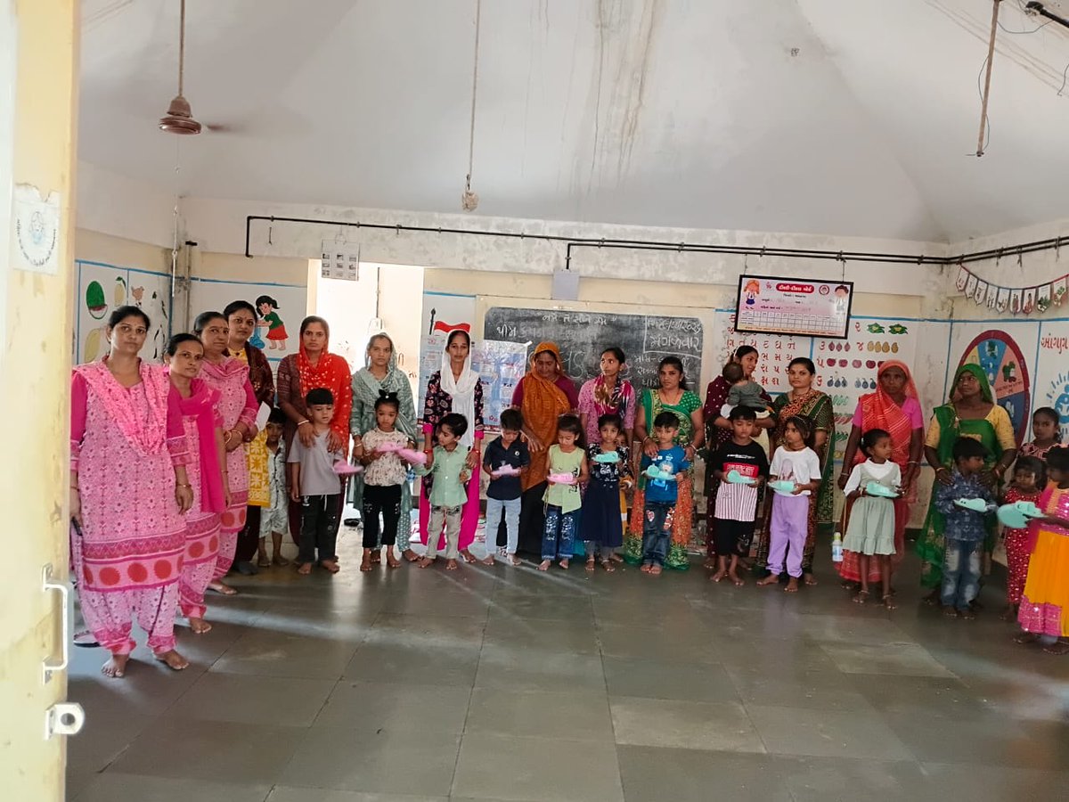 ICDSJamnagar's tweet photo. Icds શાખા જિ.પં જામનગર પ્રોજેક્ટ પા પા અંતર્ગત આંગણવાડી કેન્દ્ર પર" બાલક પાલક સર્જન કાર્યક્રમ " ઉજવણી કરવામાં આવેલ વાલી મીટીંગ અને નવા પ્રવેશ બાળકોને તેમજ icds યોજના વિશે માહિતી આપવામાં આવેલ. https://t.co/m9xoA8foz0