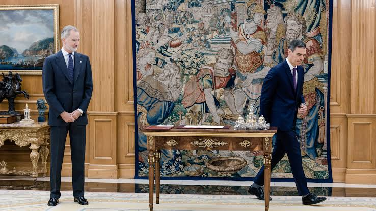 EugenioValle64's tweet photo. 💢💥 SÁNCHEZ SE ENTERÓ DE LA IMPUTACIÓN DE ZAPATERO Estaba con el REY en La Zarzuela. 

Después mandó un mensaje PRIVADO al PSOE: "Son momentos duros. Defended su buen nombre." 

El padrino de la corrupción, defendiendo al corrupto. 🇪🇸🔥 #CasoZapatero #Sánchez #Corrupción https://t.co/HLp1rOg5bo
