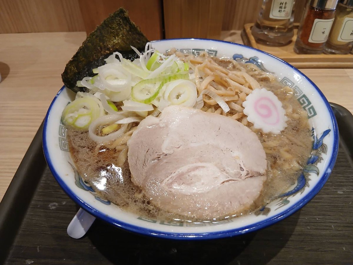 handai_ramenlab's tweet photo. 【 #舎鈴 】
舎鈴でラーメンを注文🍜第一印象は圧倒的濃塩味🫙と熱々ナミナミのスープ。店員さんにナミナミで熱いから気を付けてくださいと言われました。
独特のちぢれ麺が∞に続く幸せを噛み締めました。太葱の辛みも温度も最高。 
#ラーメン #飯っ https://t.co/o668HXmzbM