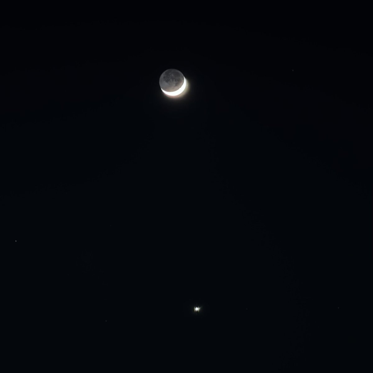 RuSaato's tweet photo. 45分間の天体ショー💫
明るく輝く金星が三日月の真下に大接近⭐
月の欠けた暗い部分がうっすら光る地球照🌙
神秘的！！
#地球照 #三日月 #金星 https://t.co/Cql4ntbV7y