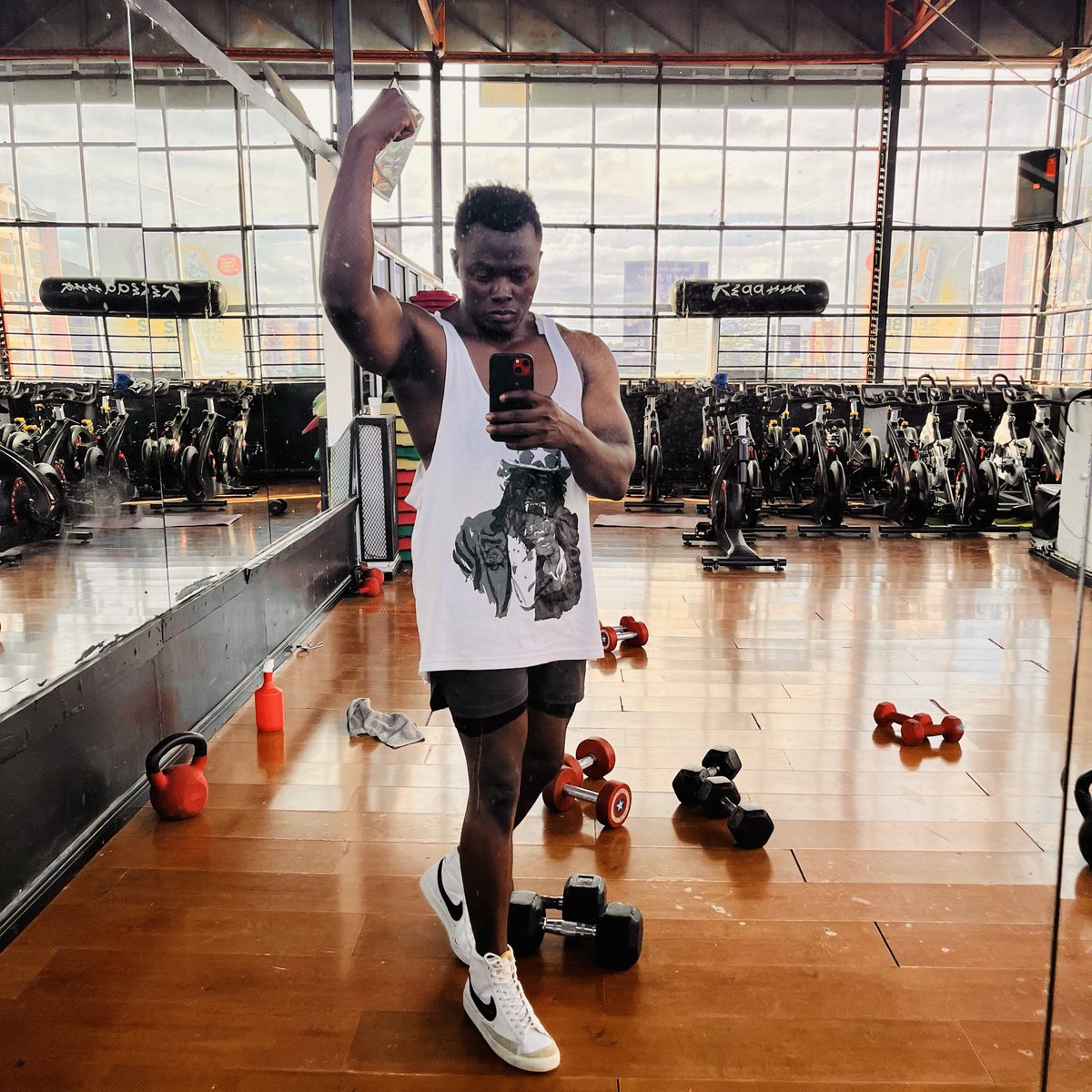 joegymit's tweet photo. LOW BUDGET GYM RAT MEALS 💪🏽🍽️
10AM BREAKFAST
🍵 Green tea
🍠 Sweet
LUNCH
🍚 200g rice
🥩 100g minced meat
🥬 Veggies
PRE-WORKOUT
🥣 100g oats
🥛 1 tsp skimmed milk powder
🍌 1 banana
POST-WORKOUT
🥚 3 boiled egg
SUPPER 
Before 8pm
🌽 200g ugali
🥚 3 scrambled eggs
🥬 Spinach https://t.co/LQZe4g8rip