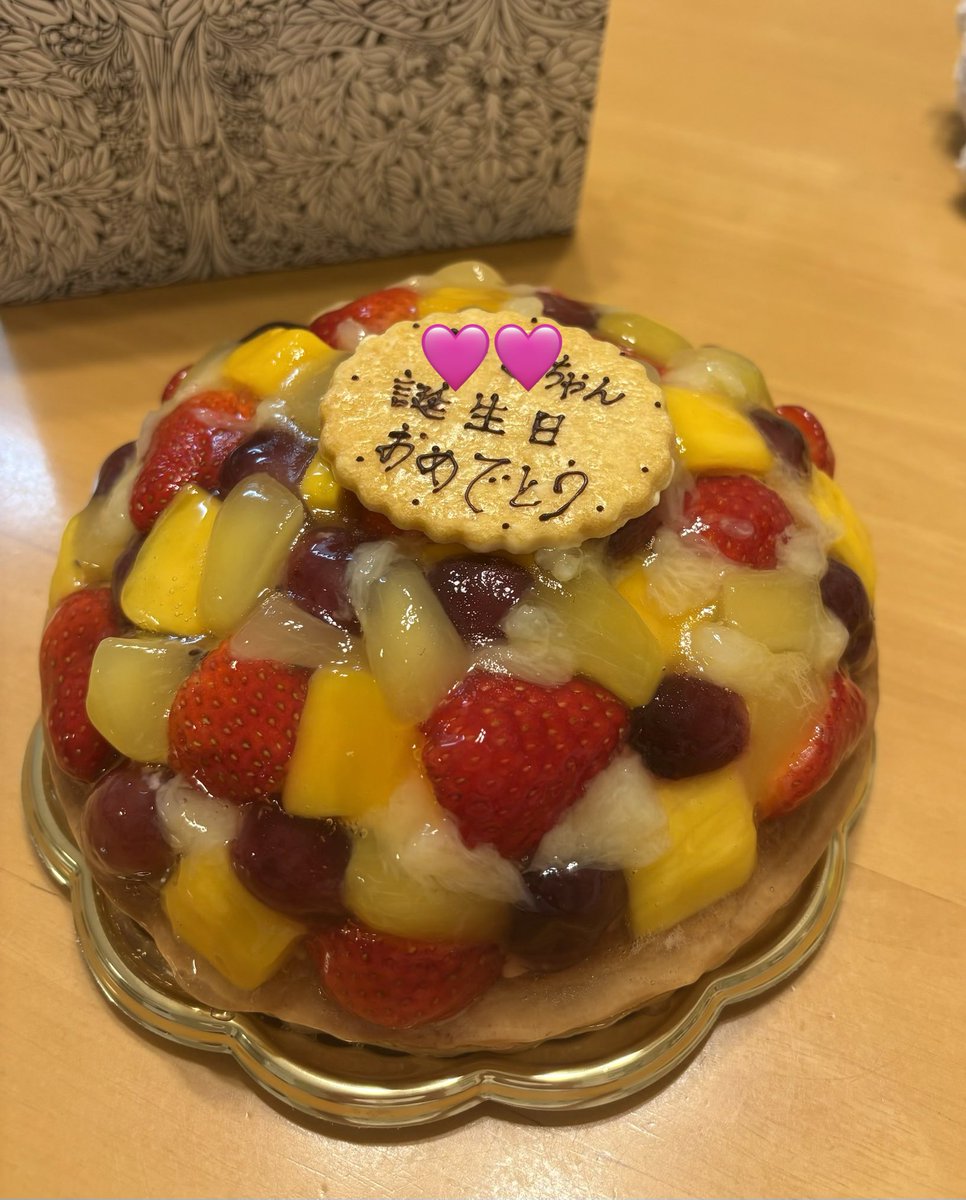 hiro_292925's tweet photo. 風船飛びました！🎈
今年も夫がお寿司とケーキを用意してくれました。感謝感謝✨
ついに大台に乗った訳ですが今まで通りマイペースに推し活を楽しんでいきたいと思います🤩
とりあえずTHE CINEMA楽しみ🩷
大阪初日に参戦します
会える方よろしくお願いします！ https://t.co/NeWdHjOJ6B
