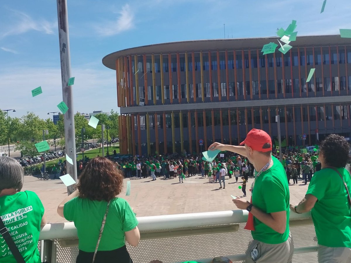 FscAragon's tweet photo. ✊✊Esta es la lucha del personal docente y no docente que realiza los trabajos administrativos, la que cocina, la que limpia, la que acompaña a los menores con necesidades educativas especiales, la que abre el centro… Sin ellos, sin ellas, los centros educativos no funcionan! https://t.co/4xFitR6k5Y