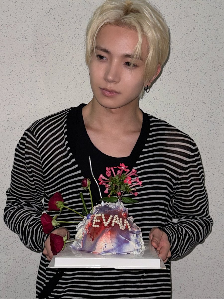 EVAN JUNE DEBUT ♤ tweet media