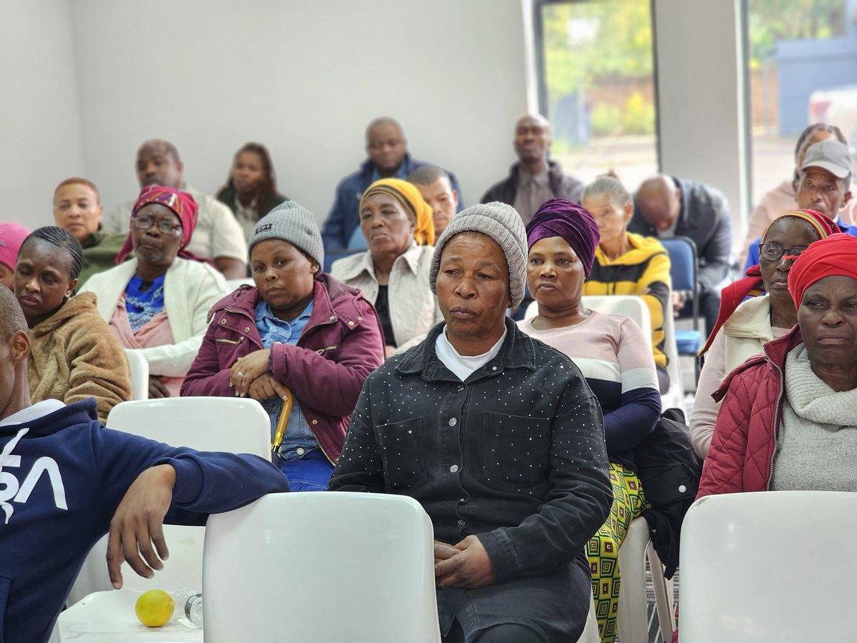 DOAgov_ZA's tweet photo. AS IT HAPPENS 📸 | CONNECTING WITH THE PEOPLE WHO FEED COMMUNITIES🧑‍🌾🤝🧑‍🌾

Ahead of today’s handover of gardening implements in Kirkwood, Deputy Minister Nokuzola Capa met with subsistence farmers and community members in the Eastern Cape.

The engagement reflects the department’s ongoing commitment to supporting subsistence farmers, strengthening household food production, and ensuring that communities are empowered to become more self-reliant and food secure. 🌽🥬

Subsistence farmers play a vital role in local food systems and rural livelihoods. Through continued support and empowerment, the department is helping communities turn small-scale production into sustainable sources of food and hope for future generations. 

#SubsistenceFarmers #HouseholdFoodProduction #FoodSecurity4All #EmasiminiSobonana #GovZAUpdates #ANationThatWorksForAll @GovernmentZA @GCISMedia @CapaNokuzola