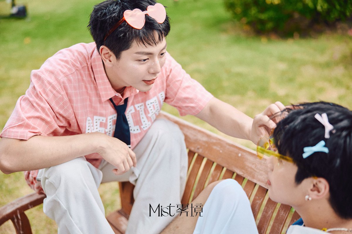 MIST_office's tweet photo. The midsummer breeze holds all tenderness and passion in this fleeting moment.
Sunlight glides across our eyes; smiles linger by each other's side.
Those bright, youthful emotions are quietly written into the lens.

UPPOOM × MIST
"Summer Wilds & Fervent Love"
Limited Edition Gift Box is Coming Soon...

#雾境MIST #UpPoom 
#uppoompat #poompps