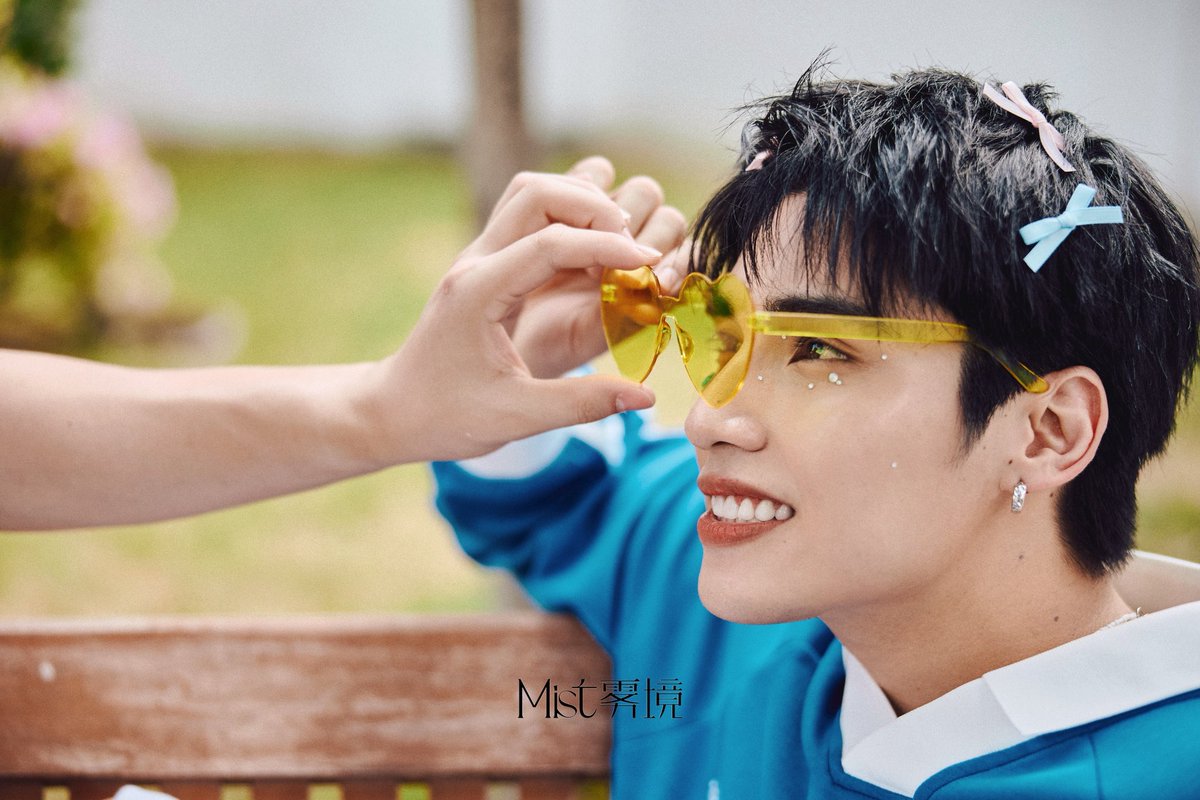 MIST_office's tweet photo. The midsummer breeze holds all tenderness and passion in this fleeting moment.
Sunlight glides across our eyes; smiles linger by each other's side.
Those bright, youthful emotions are quietly written into the lens.

UPPOOM × MIST
"Summer Wilds & Fervent Love"
Limited Edition Gift Box is Coming Soon...

#雾境MIST #UpPoom 
#uppoompat #poompps