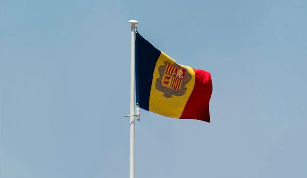 llenguacat's tweet photo. Andorra ha registrat un centenar de queixes per discriminació lingüística el 2025, però només dues han acabat amb sanció.

Tot això, malgrat tenir una de les legislacions més avançades per protegir el dret de ser atès en català. 🇦🇩

Avui, parlem d'Andorra. Som-hi! 🧵 https://t.co/oKVzJnuutI