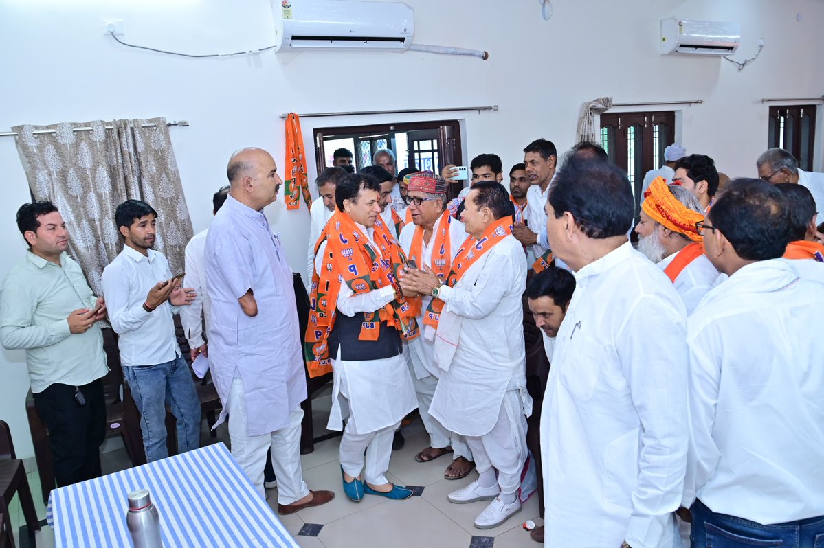 KailashBaytu's tweet photo. इस अवसर पर कार्यकर्ताओं से आत्मीय संवाद कर केंद्र एवं राज्य सरकार द्वारा संचालित विभिन्न योजनाओं के लाभ, पात्रता एवं प्रक्रिया के बारे में जानकारी साझा की।

बैठक में भाजपा प्रदेश उपाध्यक्ष श्री @RaghuvirSinghTr जी, भाजपा किसान मोर्चा जिला अध्यक्ष श्री रतन सिंह जी तंवर, https://t.co/sV8ICv2Sgs