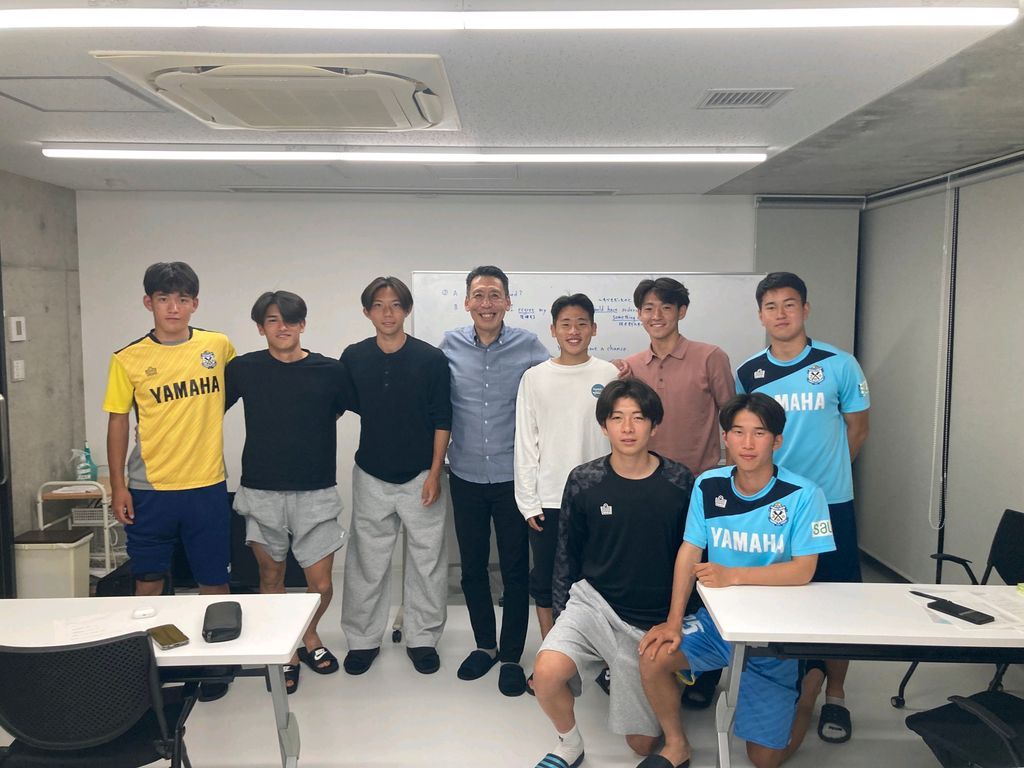 George_Akasaka's tweet photo. 元ジュビロ通訳のジョージ赤阪です。ご報告が遅れましたが、昨年12月からジュビロU-18の精鋭9名に英会話を教えています。2024末に通訳を退いてから1年でまたジュビロに携わる仕事ができることに感謝いたします。第二の「伊藤洋輝」「後藤啓介」をここから出したい！夢は続きます🔥
#ジュビロから世界へ https://t.co/Yjl53XaZHe