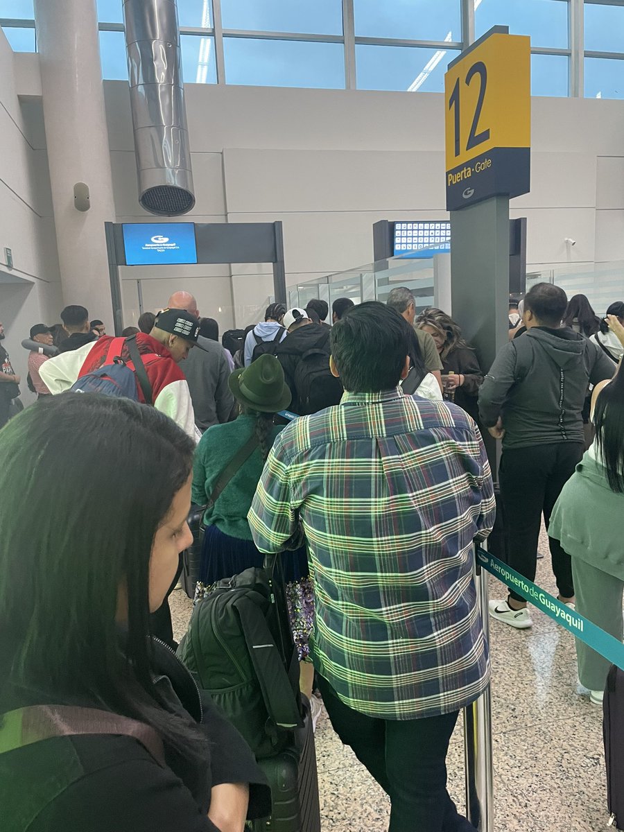 gitanatropic's tweet photo. @avianca La peor aerolínea es #avianca. Vuelo cancelado en el aeropuerto de #guayaquil y nadie da explicación ni solución https://t.co/Emof6Fblfm