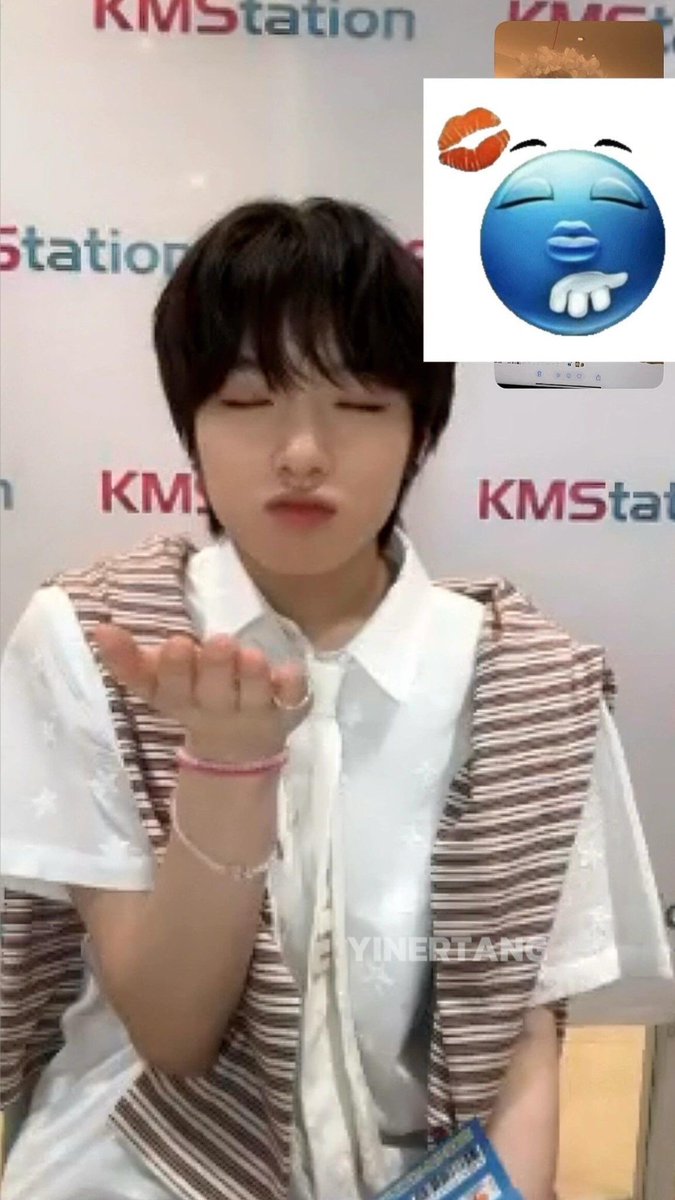 큐 tweet media