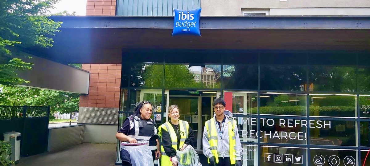 SouthsideDist's tweet photo. Big thank you to all our volunteers who joined yesterday’s community litter pick! 💚🌍
We’re also incredibly grateful to Ibis Budget Birmingham Centre for organising and supporting the event 🙌
Together we’re making a difference! https://t.co/jAVQBmID6S