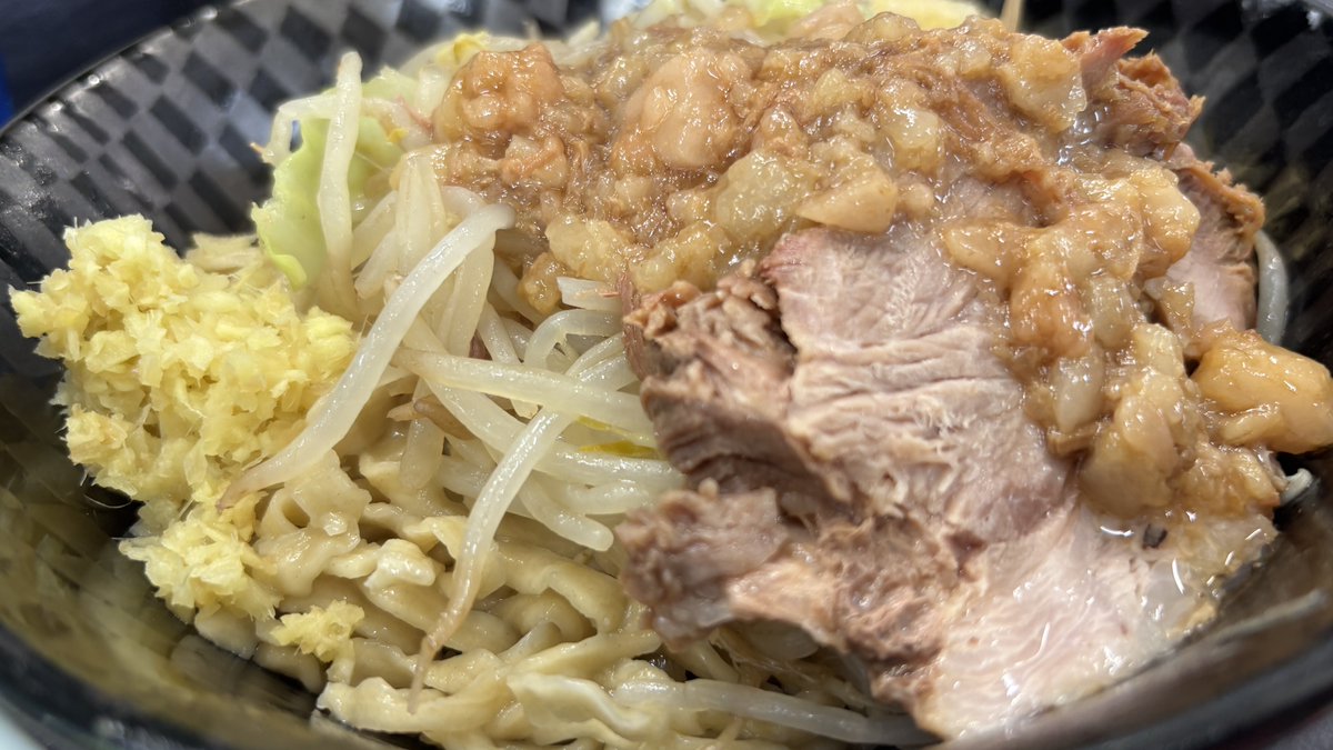 ramenetoeto's tweet photo. 今年84杯目、オリバーヌードル。
今月2杯目のラーメン😂

ツケメン少なめ+ネギ、ニンニクショウガ。
クタヤサイは一緒で消えた🤔
ゴワ麺と酸味の効いた濃厚スープが合う🥹
豚もフワフワで美味すぎ😭
週に1回しかラーメン食えないと、有り難みがありすぎる🥺

美味かった＼(^o^)／ https://t.co/QkJCBaEMO9