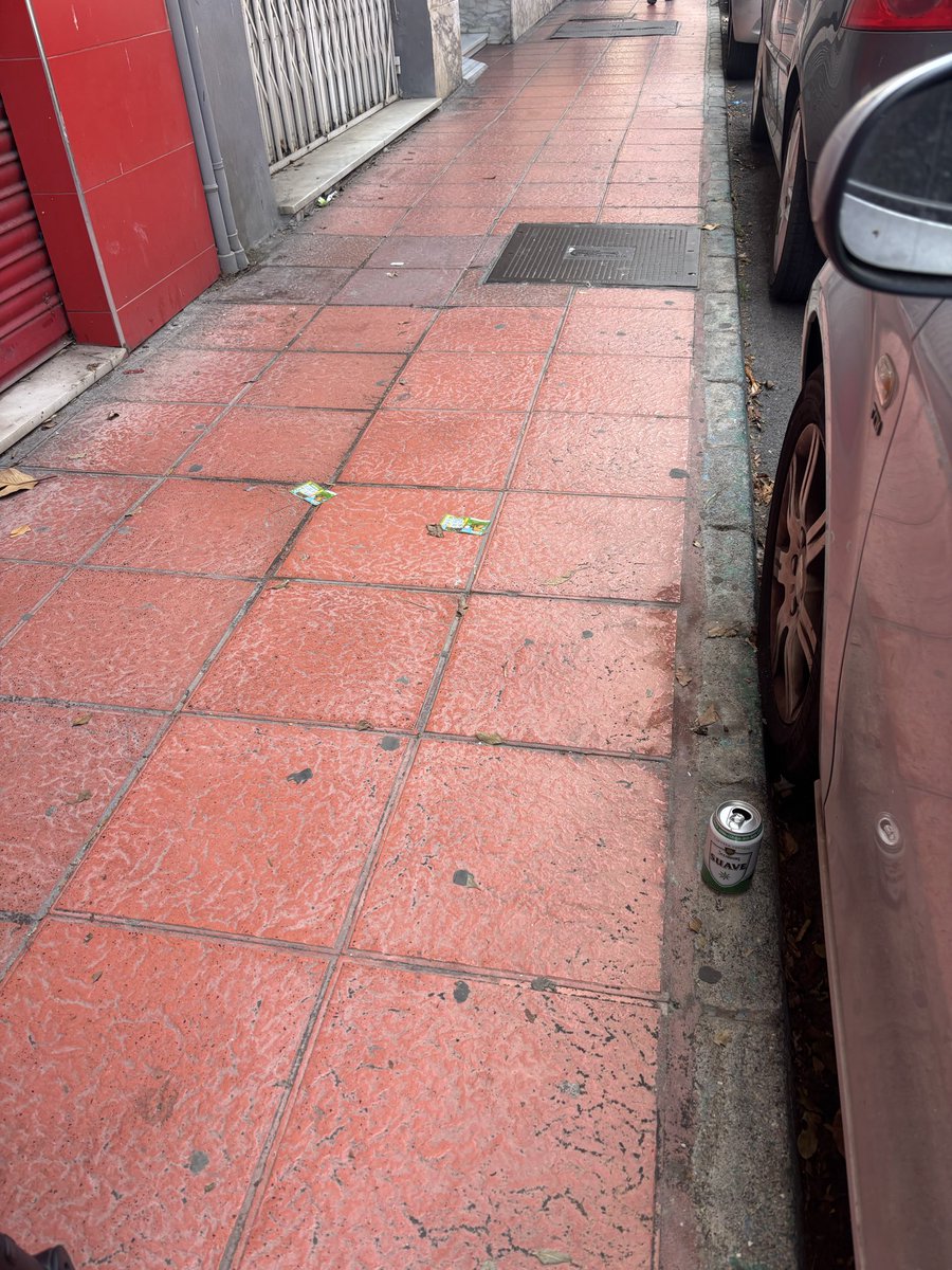 Francachito's tweet photo. Lo de calle de los picos es LAMENTABLE @aytoalm como día tras día, semana tras semana, mes tras mes... SIGUE estando sucia no, SUCÍSIMA. Una calle céntrica y SIEMPRE está sucia, no la he visto jamás limpia del todo: papeles, latas, botellas, meados... suciedad incrustada... https://t.co/AUMBqWoEaN